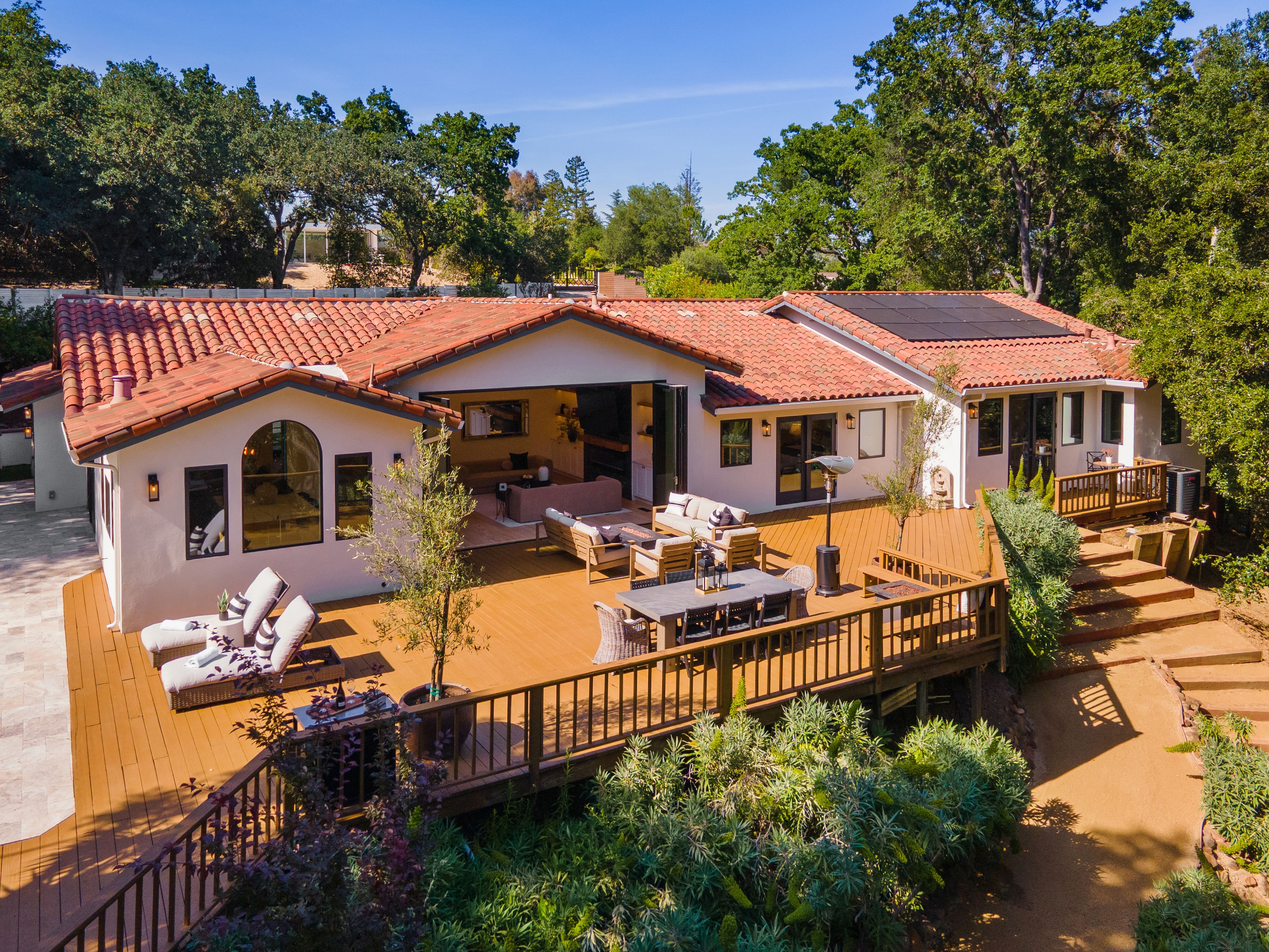 Private Gated Sanctuary With Expansive Outdoor Living - 物件實景