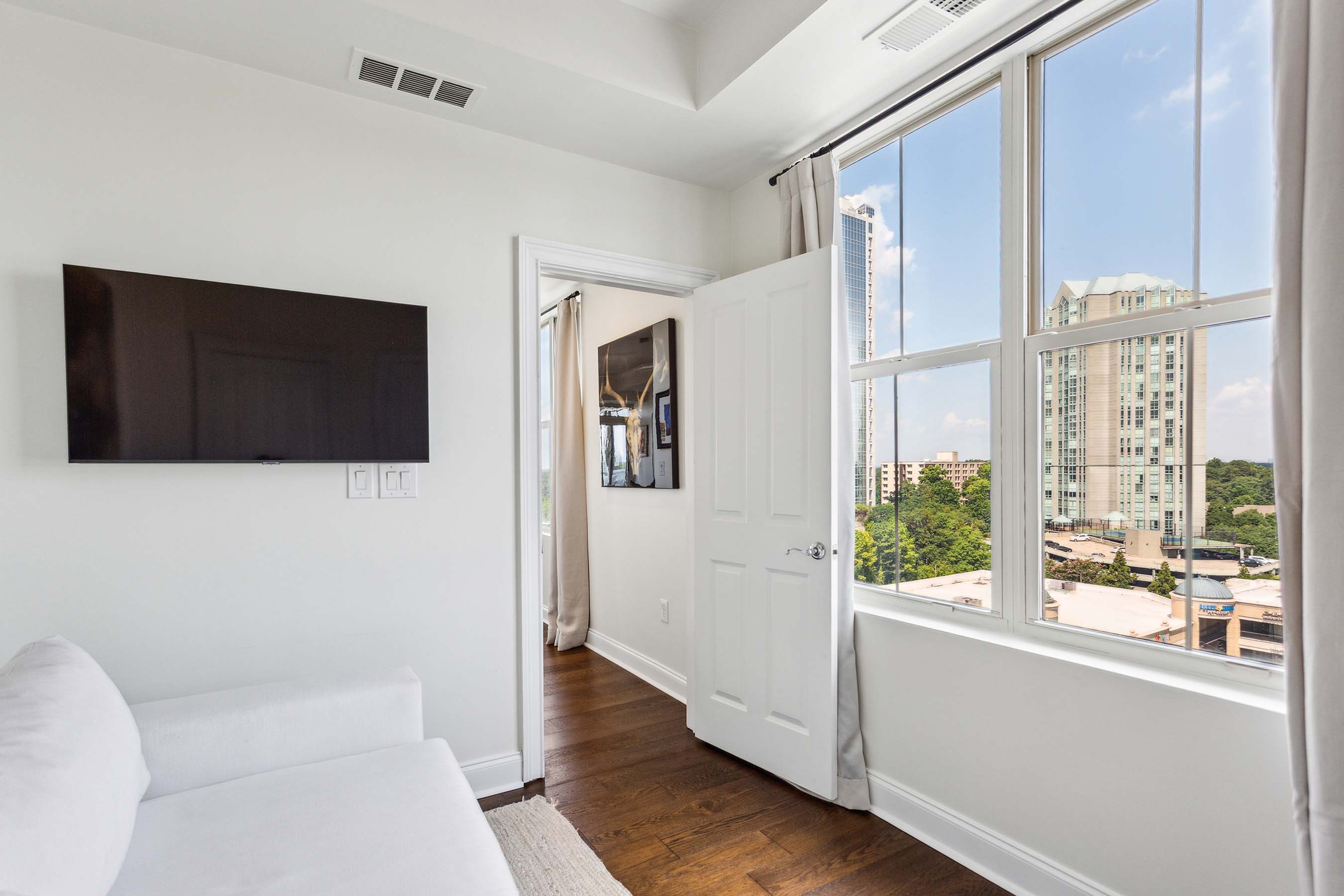  Unparalleled Views from this Renovated Corner Unit in the Heart of Buckhead - 物件實景
