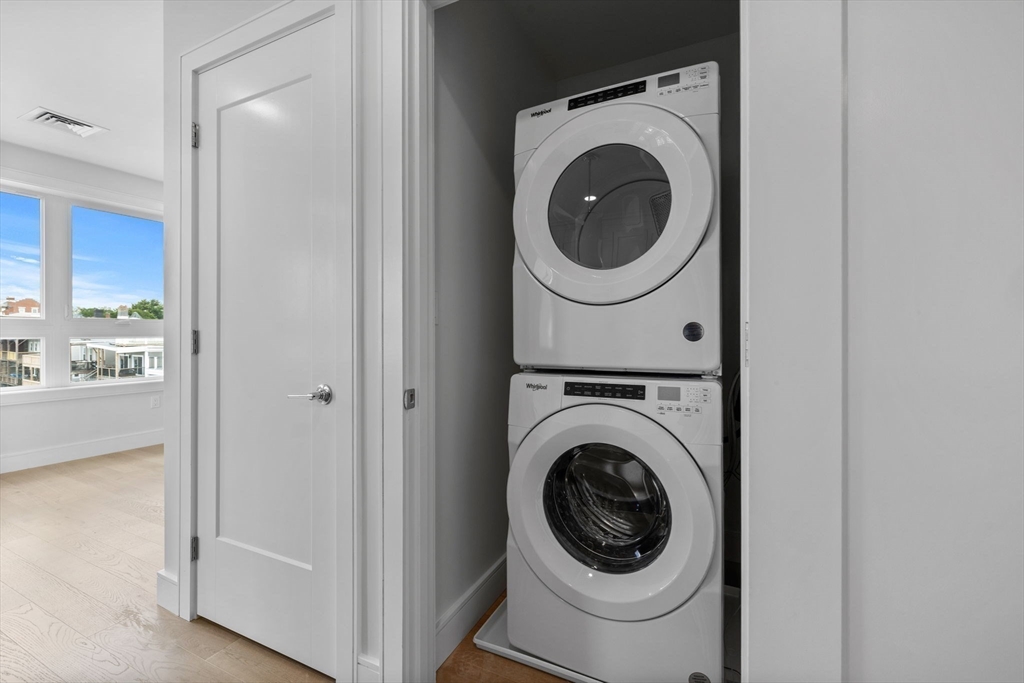 Boston, Massachusetts, 02128, United States, 2 Bedrooms Bedrooms, ,2 BathroomsBathrooms,Residential,For Sale,1977510