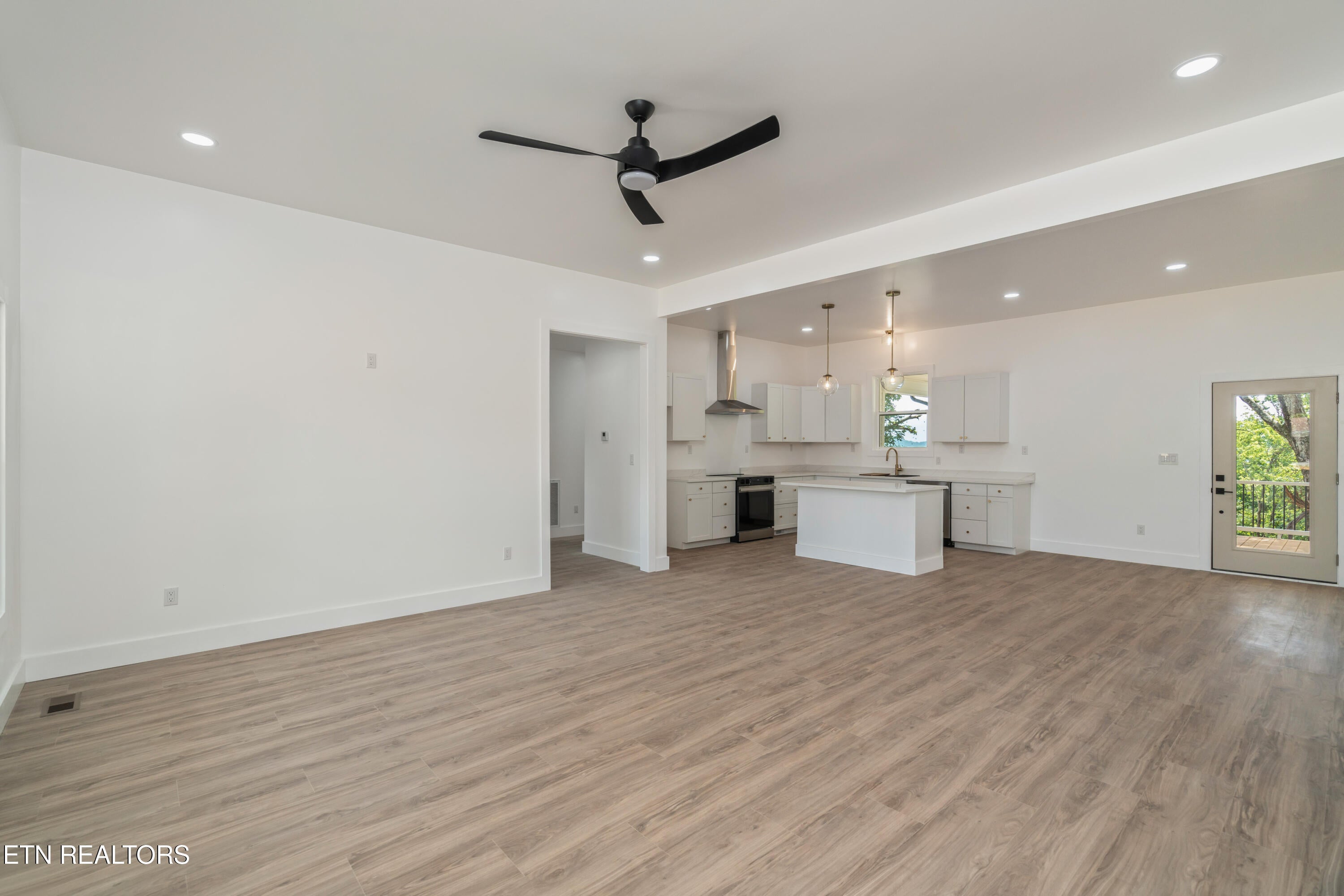 Kingston, Tennessee, 37763, United States, 3 Bedrooms Bedrooms, ,2 BathroomsBathrooms,Residential,For Sale,1907401