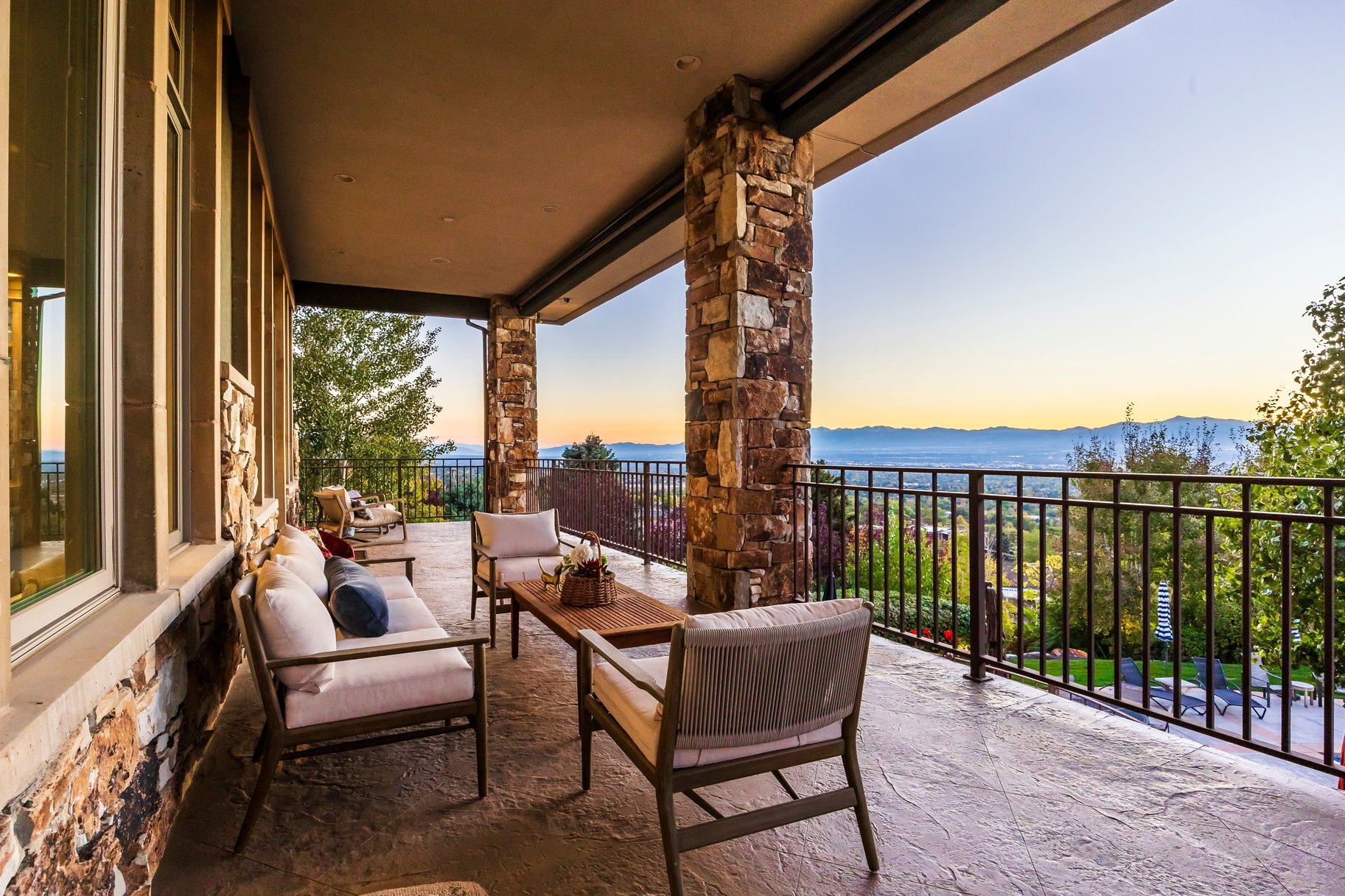  Timeless East Bench Craftsman Estate with Gated Entry, Expansive Light and Views - 物件實景