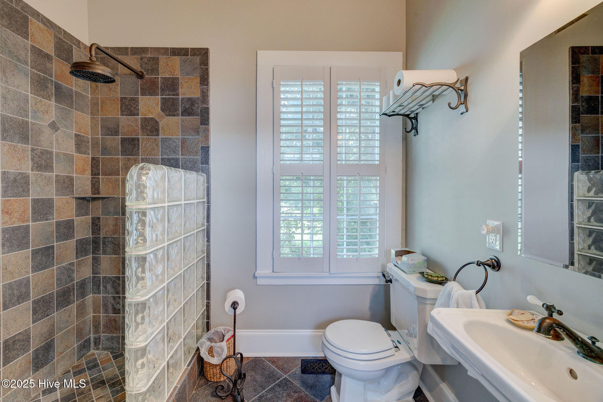 Wilmington, North Carolina, 28401, United States, 4 Bedrooms Bedrooms, ,3 BathroomsBathrooms,Residential,For Sale,1874502