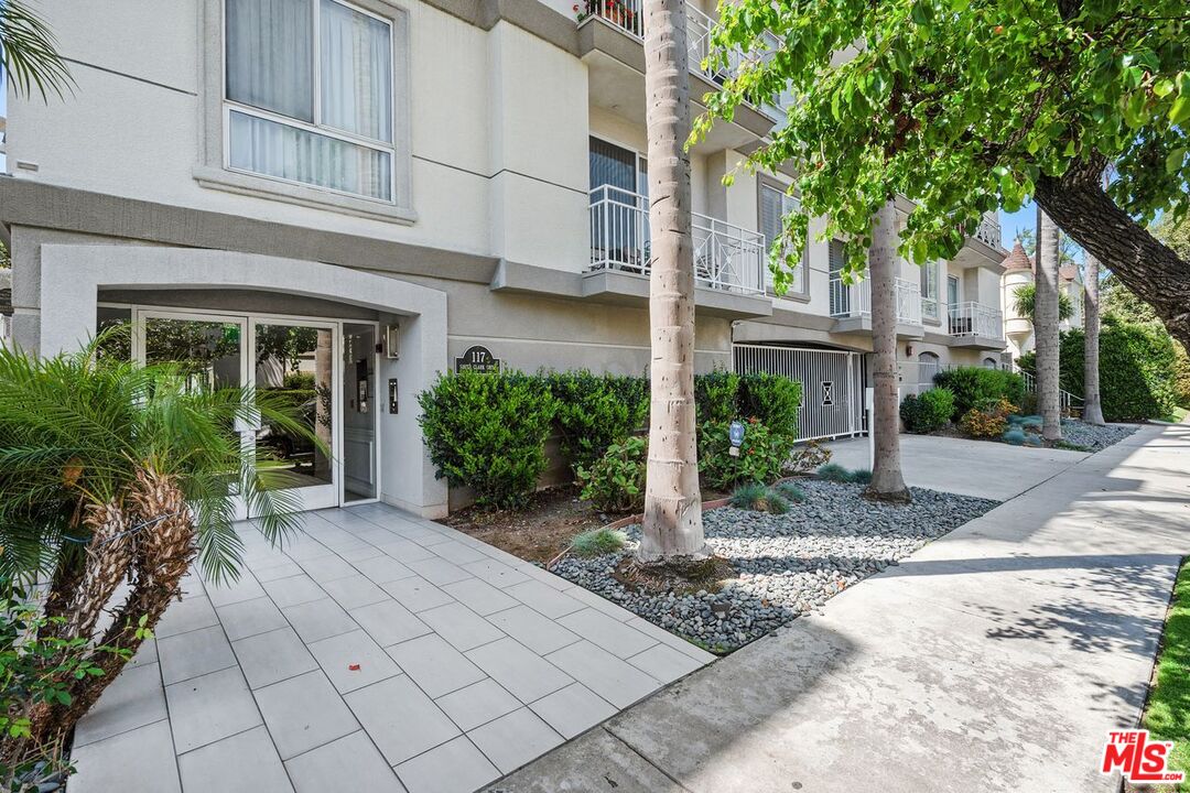 West Hollywood, California, 90048, United States, 2 Bedrooms Bedrooms, ,3 BathroomsBathrooms,Residential,For Sale,1762053