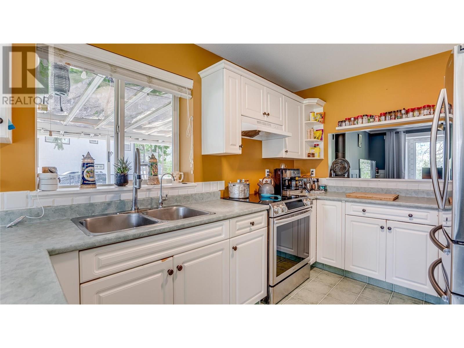 KELOWNA, British Columbia, V1Z 3W5, CA, 2 Bedrooms Bedrooms, ,2 BathroomsBathrooms,Residential,For Sale,1897605