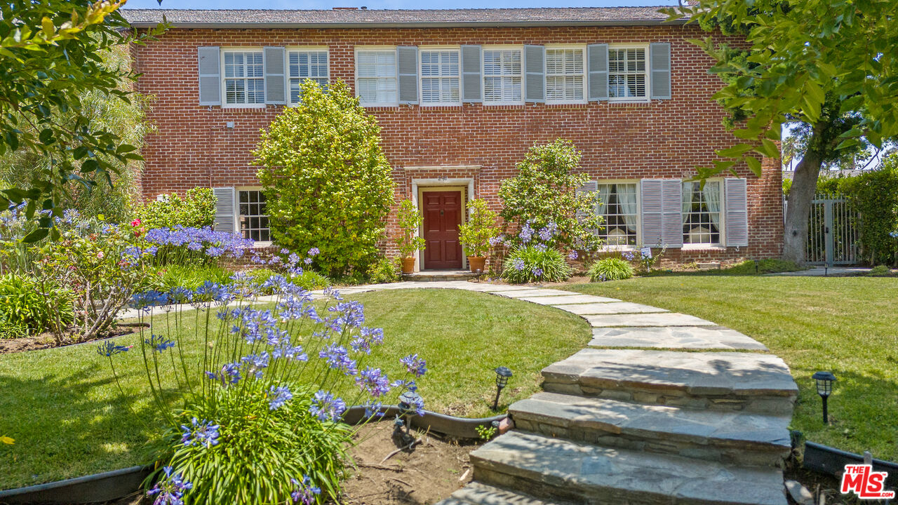 Los Angeles, California, 90004, United States, 6 Bedrooms Bedrooms, ,7 BathroomsBathrooms,Residential,For Sale,1907510