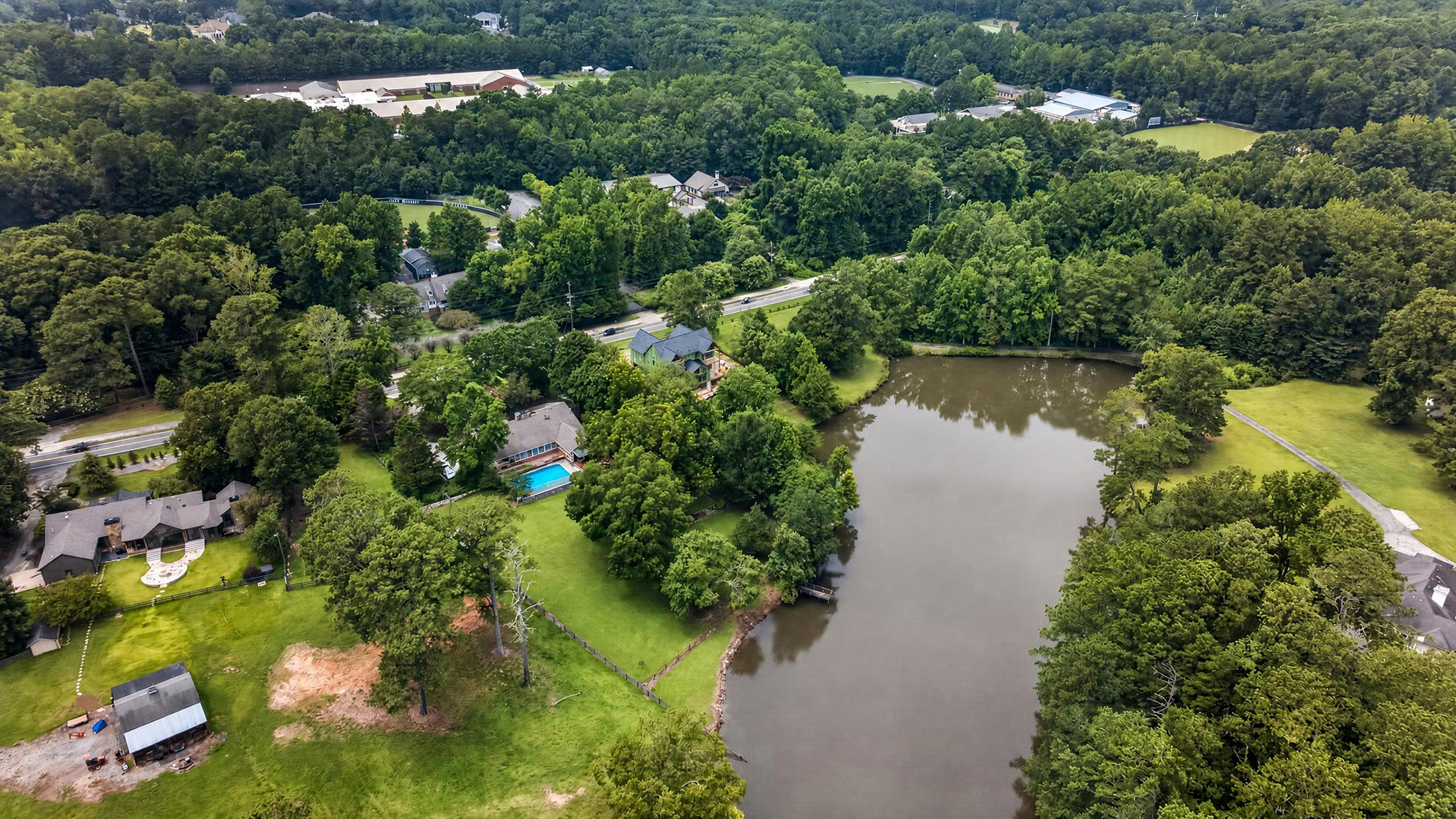  Nestled on Nearly Two Private Acres Overlooking a Picturesque Pond - 物件實景