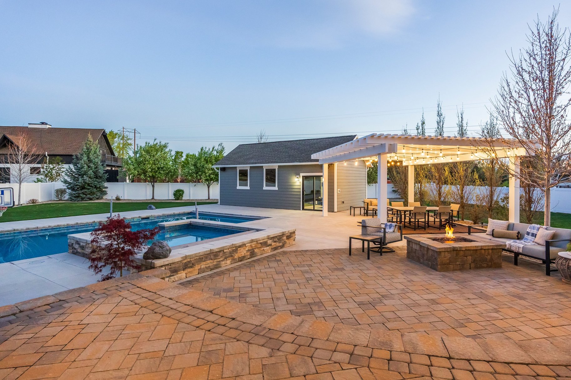  Beautiful Craftsman Rambler With Basement Apartment, Sports Pool and Pool House - 物件實景