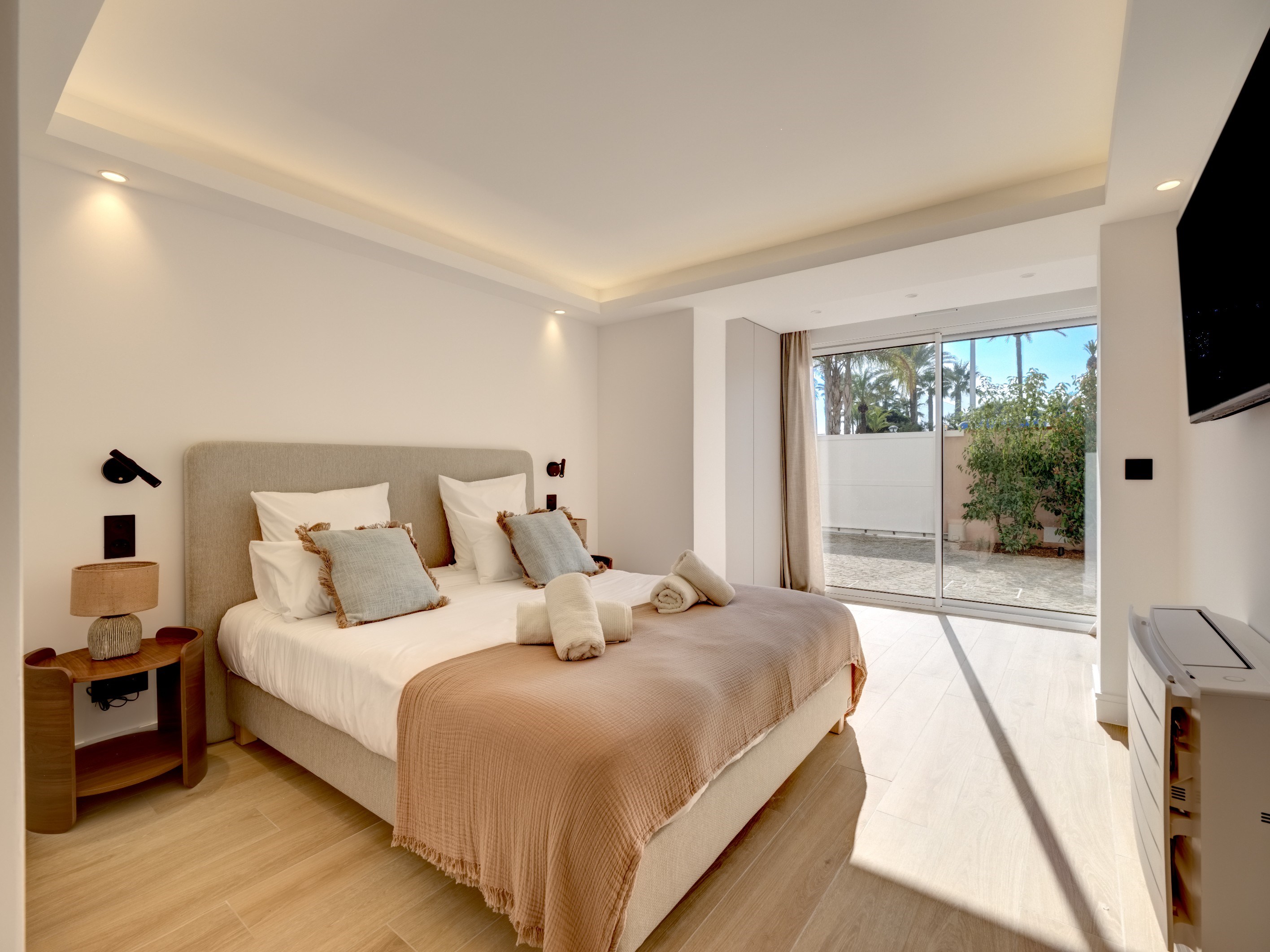  Cannes Croisette waterfront property with private garden and pool, rare duplex … - 物件實景