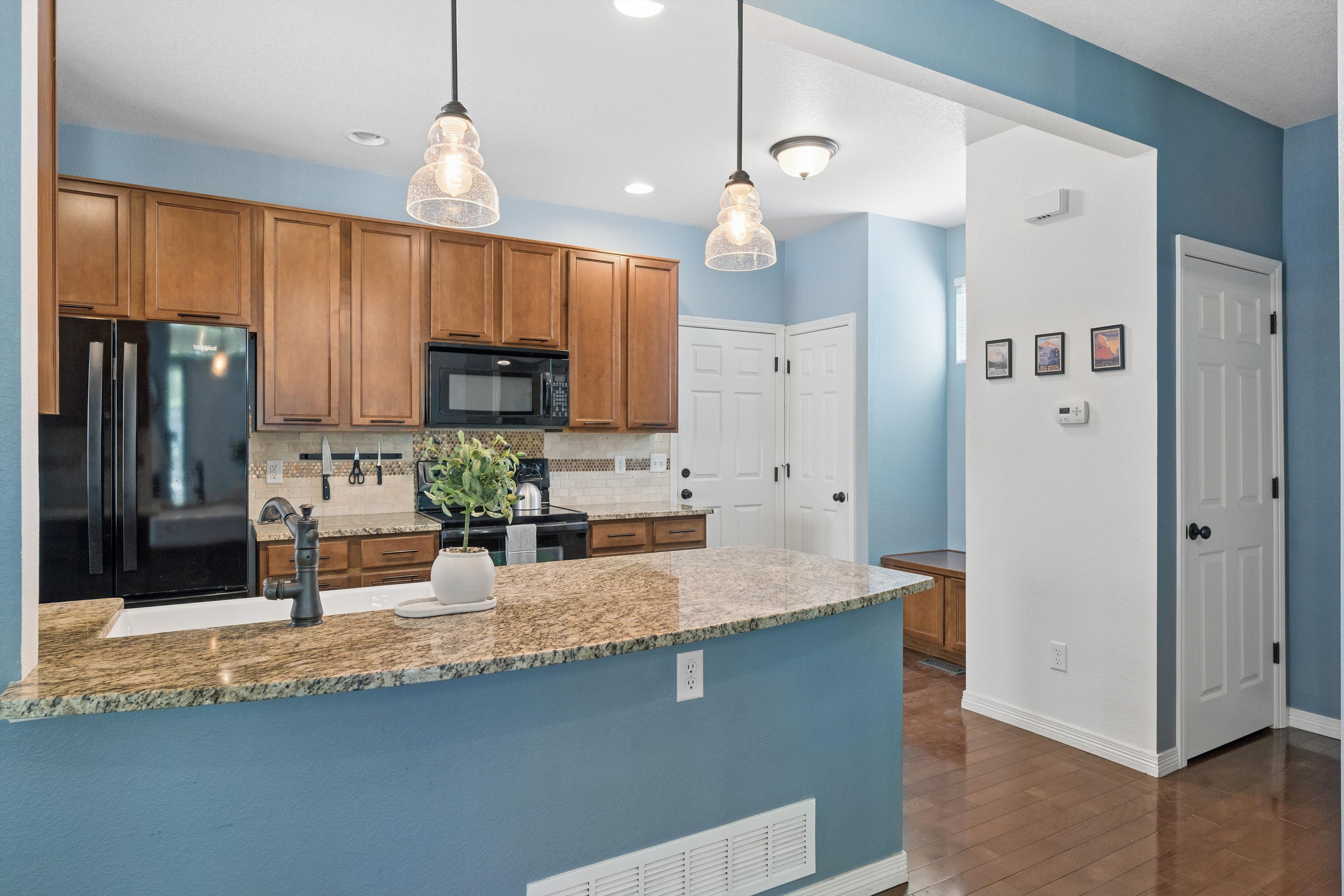  Beautiful 3-Bedroom, 3-Bath Home On A Charming Tree-Lined Street - 物件實景