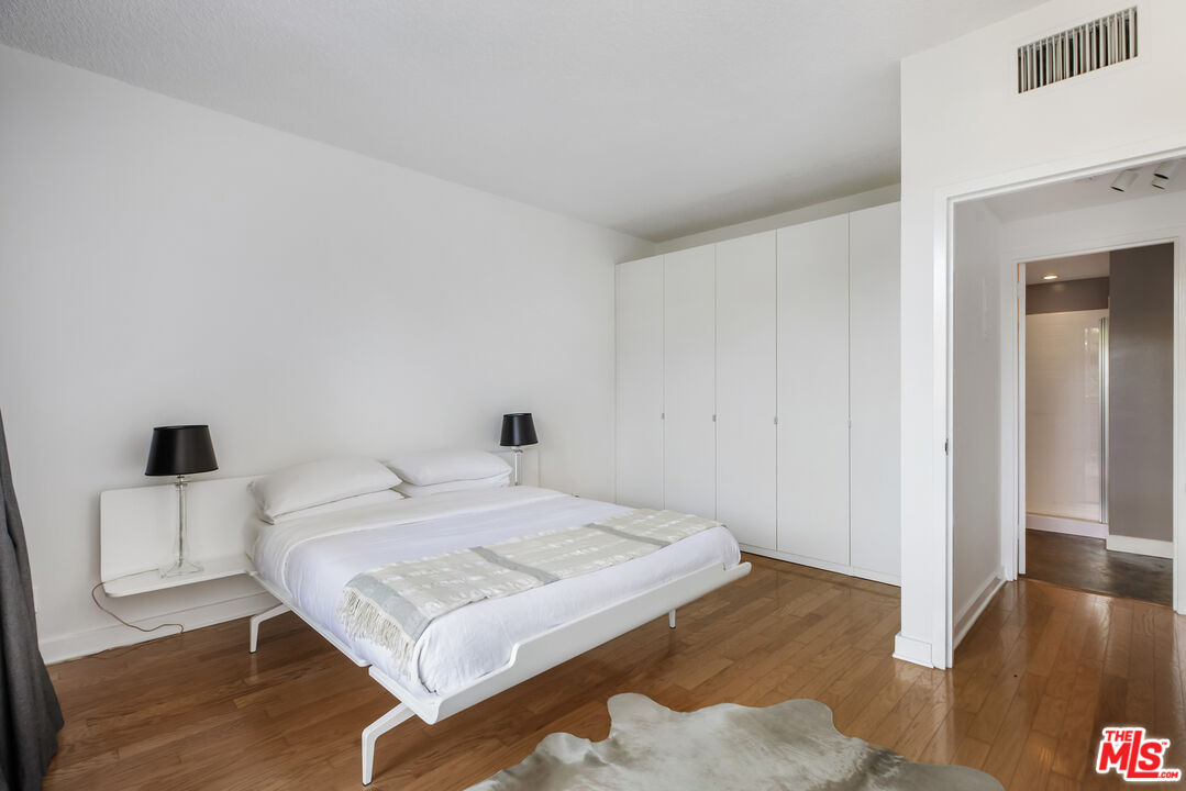 Los Angeles, California, 90027, United States, 1 Bedroom Bedrooms, ,1 BathroomBathrooms,Residential,For Sale,1907316