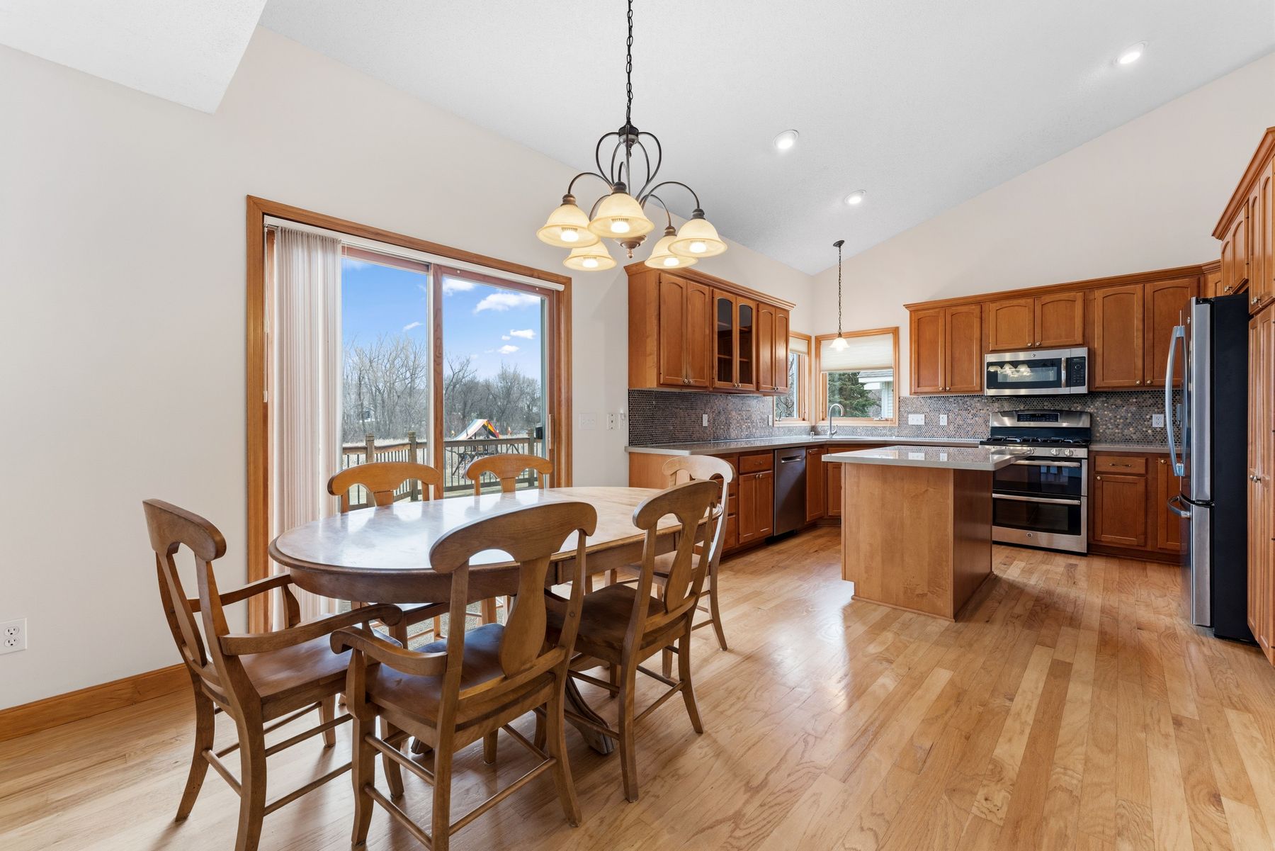  Updated Modified Two-Story on a Spacious Corner Lot - 物件實景