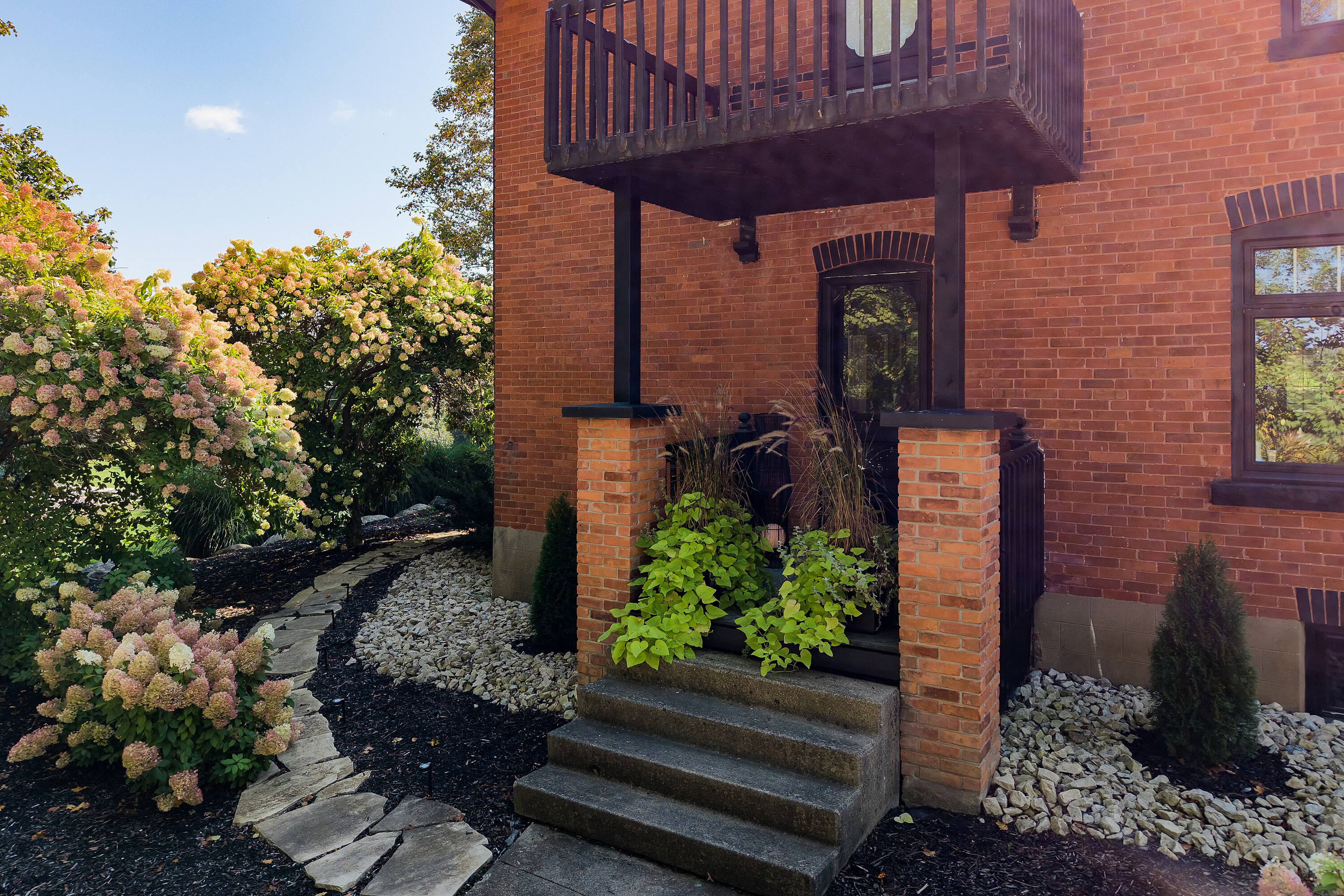  Charming Century Home - 物件實景