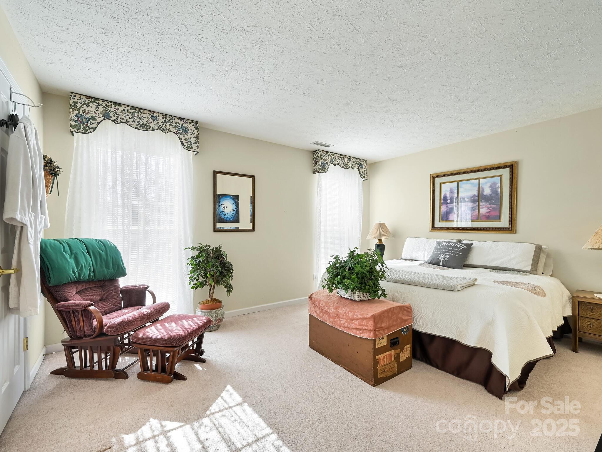 Hendersonville, North Carolina, 28739, United States, 3 Bedrooms Bedrooms, ,3 BathroomsBathrooms,Residential,For Sale,2005496