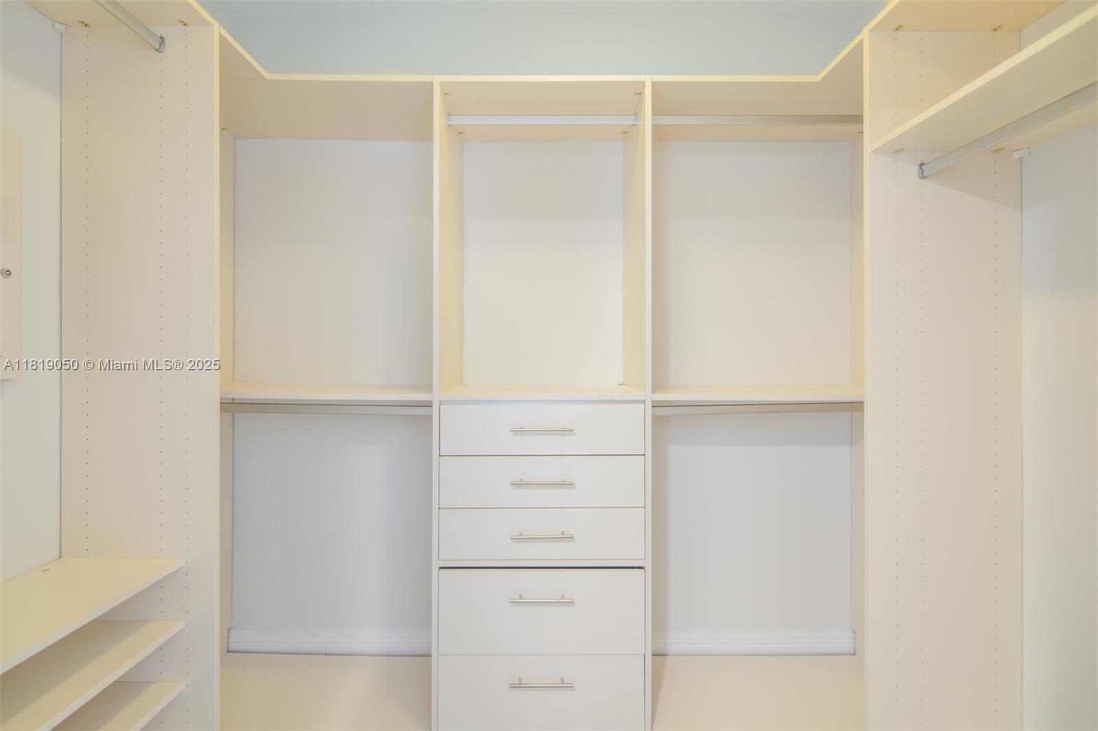 Sunny Isles Beach, Florida, 33160, United States, 2 Bedrooms Bedrooms, ,2 BathroomsBathrooms,Residential,For Sale,1991948