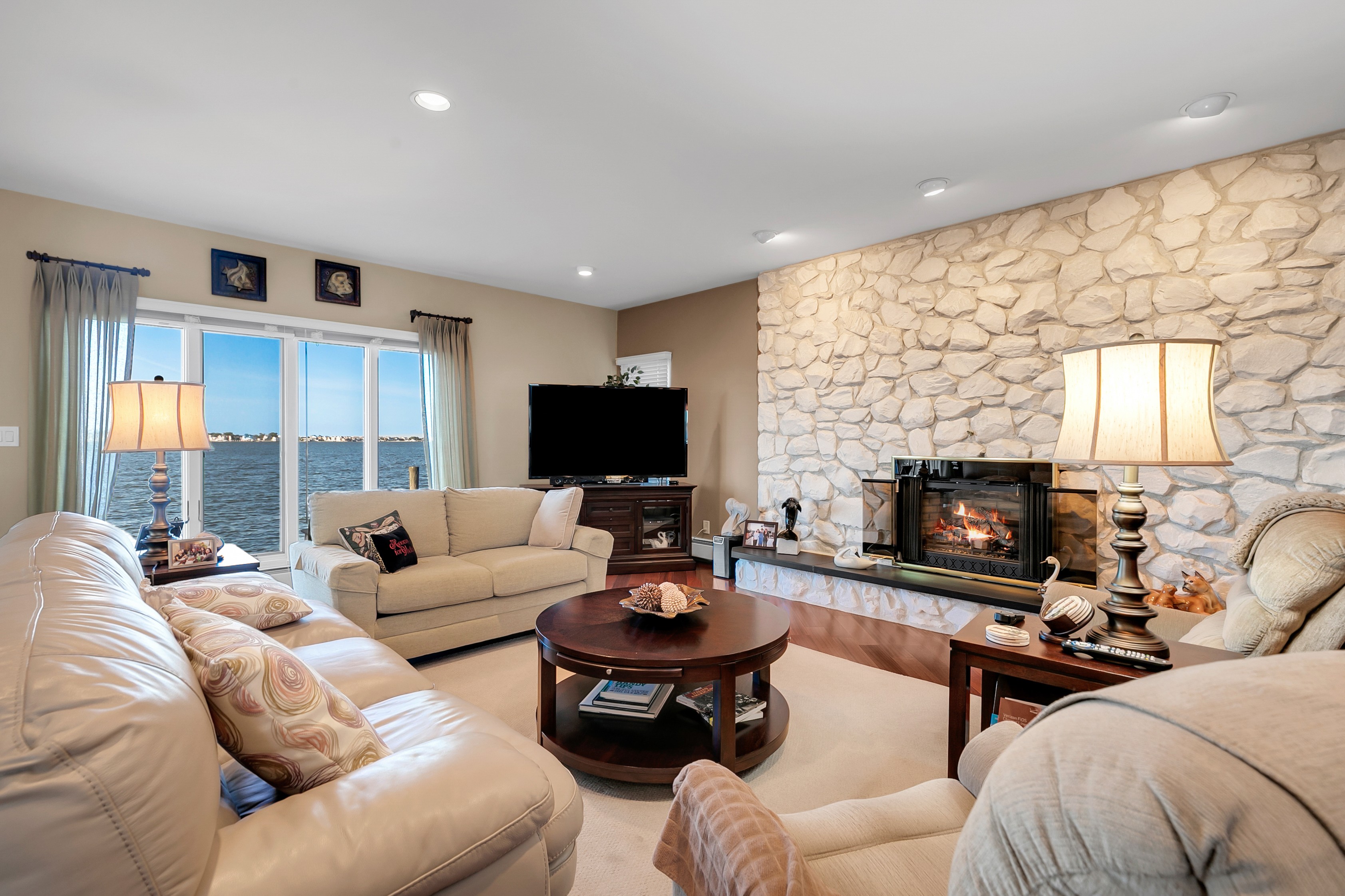  A Rare Bayfront Retreat on Silver Bay - 物件實景