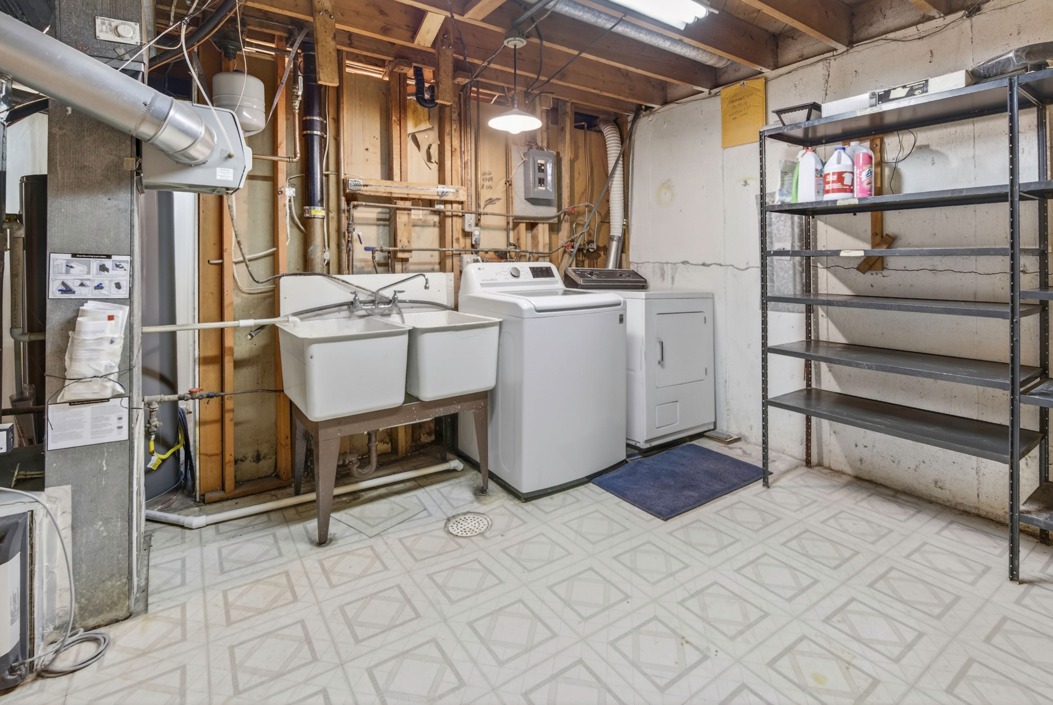  Opportunity Knocks with this Sprawling Ranch Home in Keewaydin Meadows - 物件實景