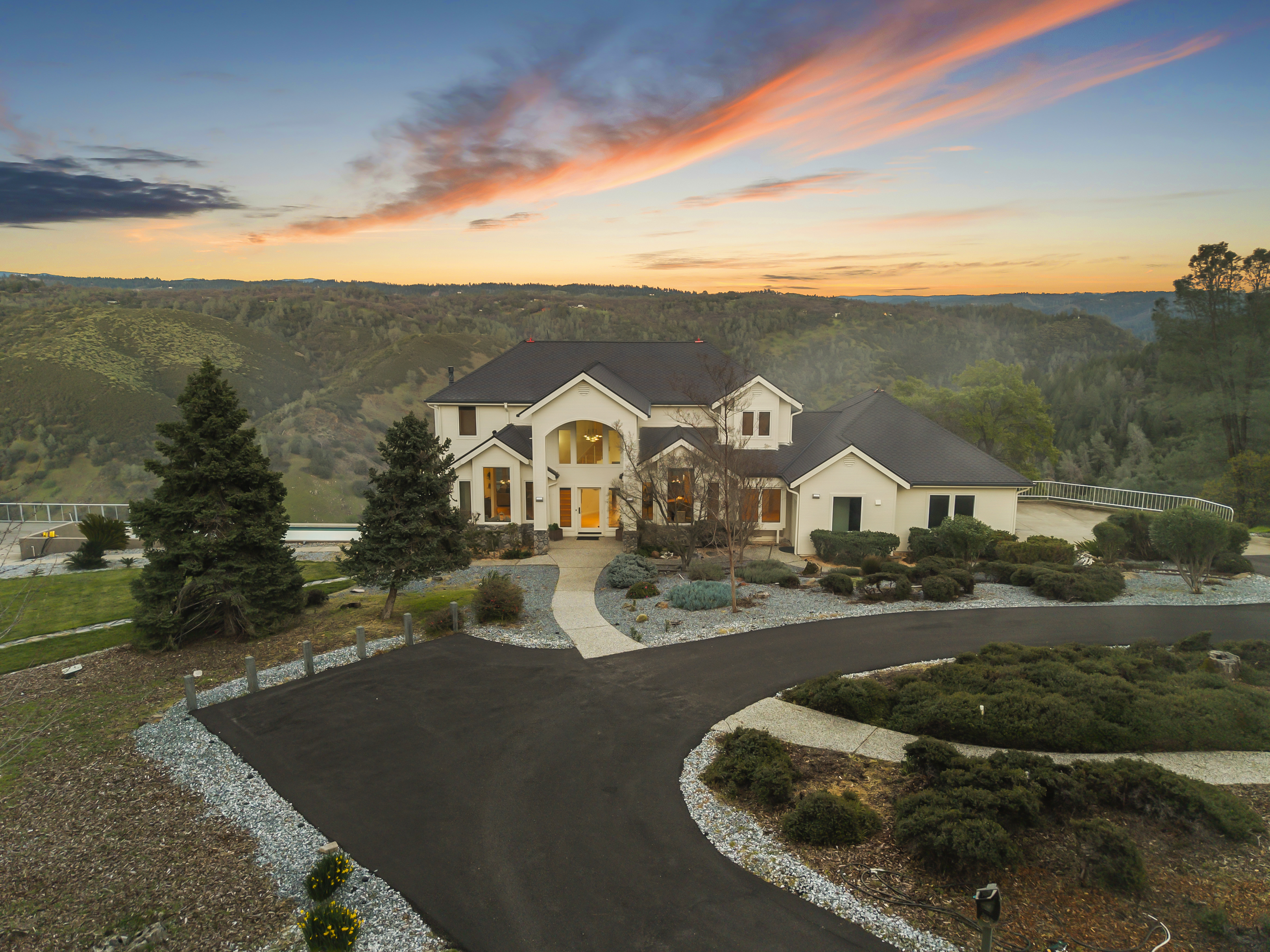  River Views • Pool • A Striking Estate That Makes a Statement - 物件實景