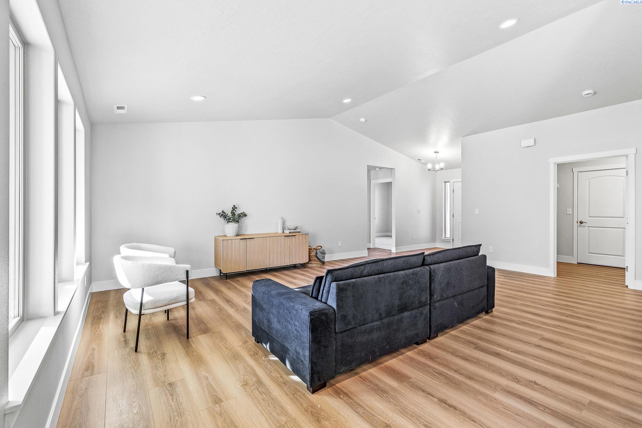 Kennewick, Washington, 99338, United States, 3 Bedrooms Bedrooms, ,1 BathroomBathrooms,Residential,For Sale,1969367