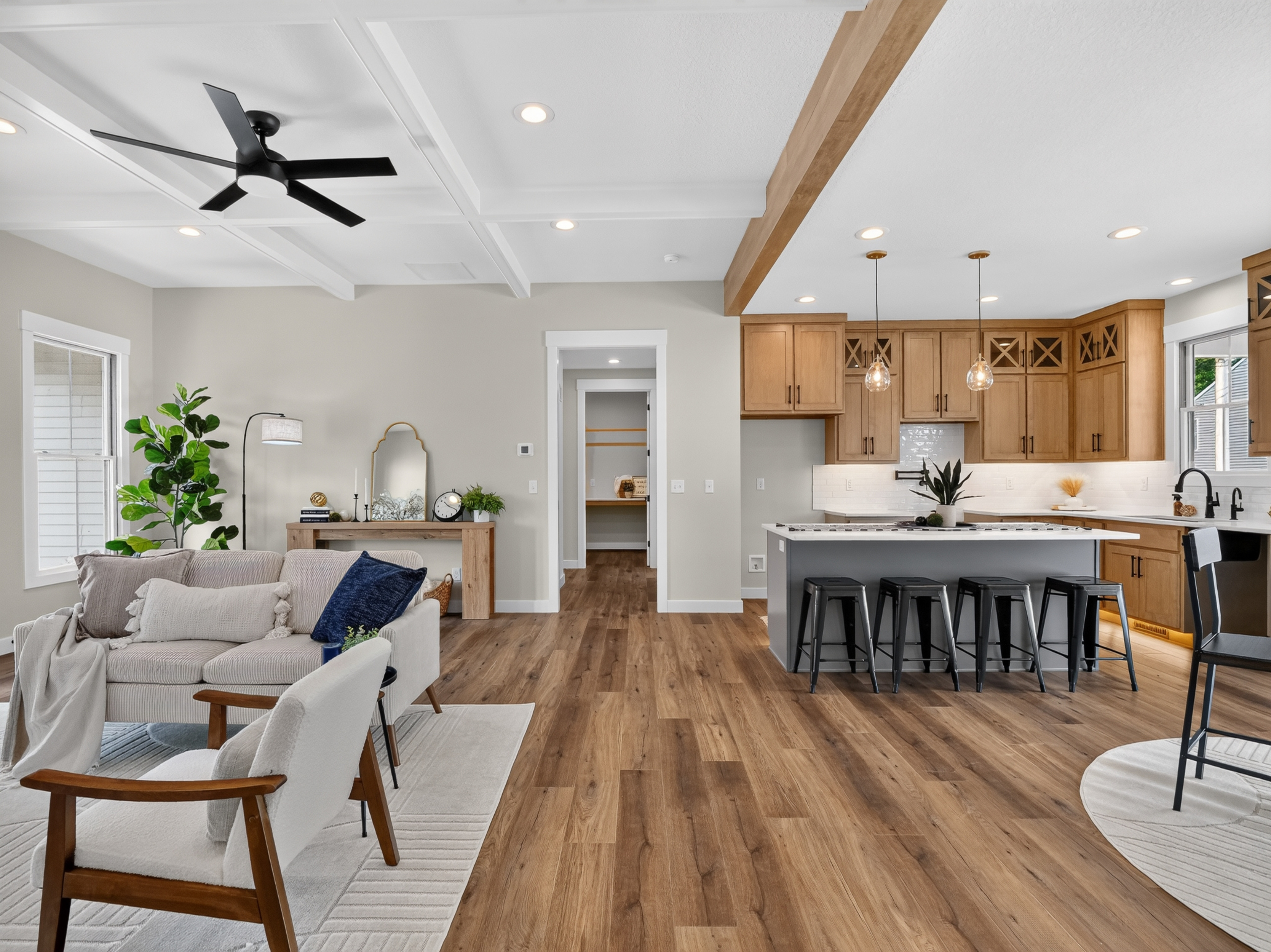  Modern Farmhouse w/ High-End Finishes - 物件實景