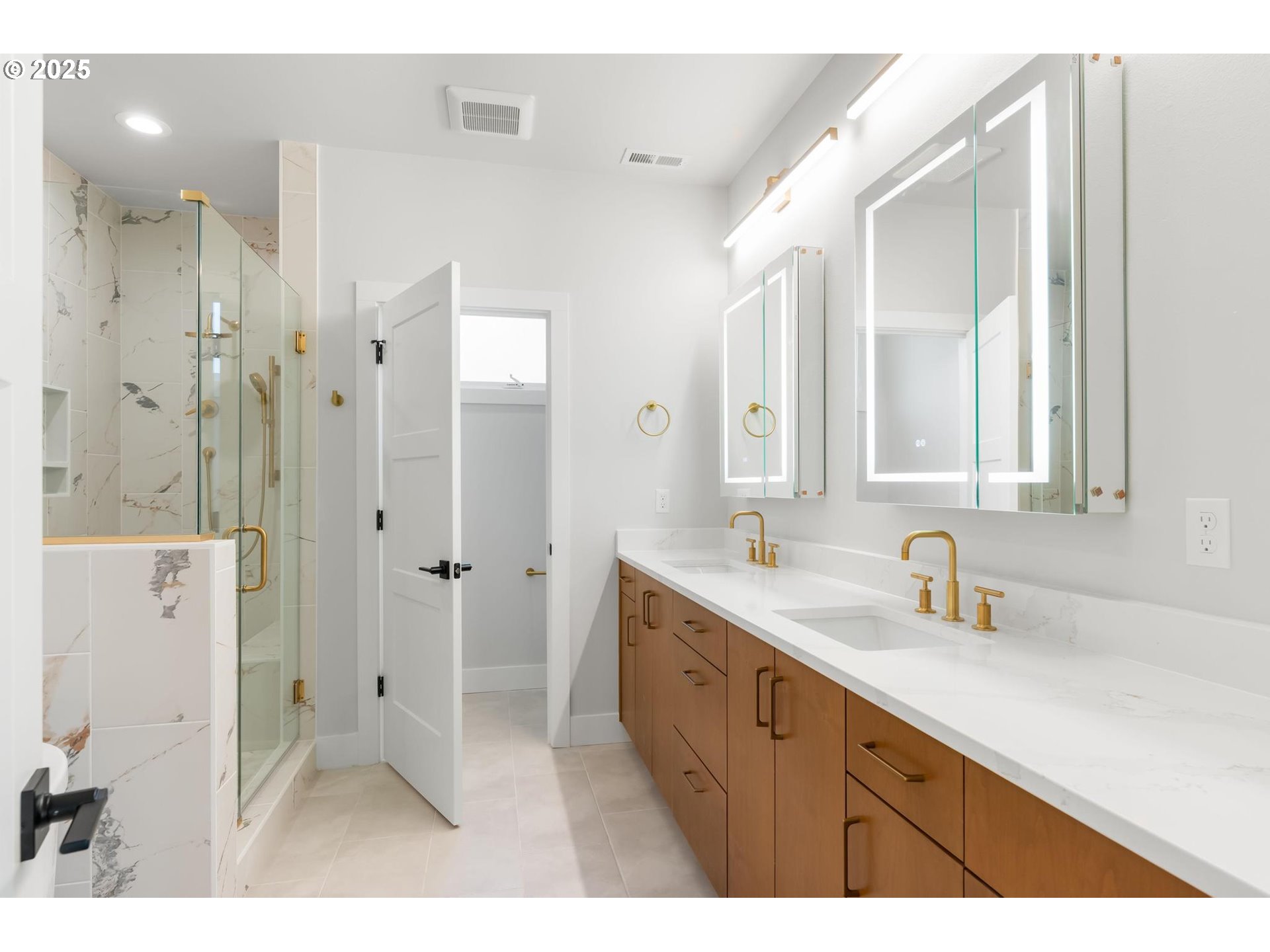 Portland, Oregon, 97219, United States, 3 Bedrooms Bedrooms, ,2 BathroomsBathrooms,Residential,For Sale,1699870