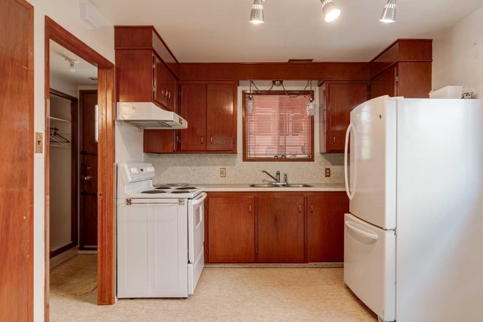 CALGARY, Alberta, T3E 2S7, CA, 3 Bedrooms Bedrooms, ,2 BathroomsBathrooms,Residential,For Sale,1896570