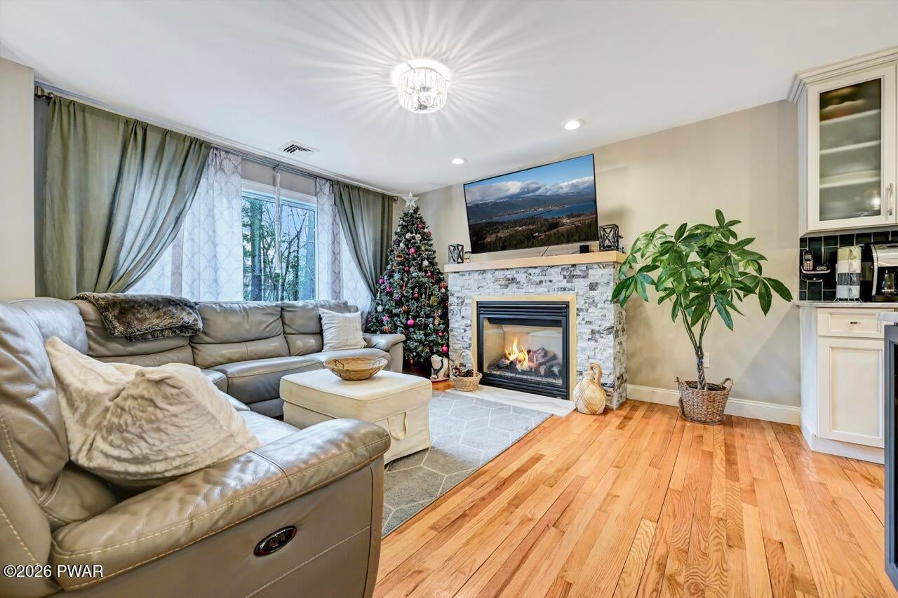 Milford, Pennsylvania, 18337, United States, 3 Bedrooms Bedrooms, ,3 BathroomsBathrooms,Residential,For Sale,2011309