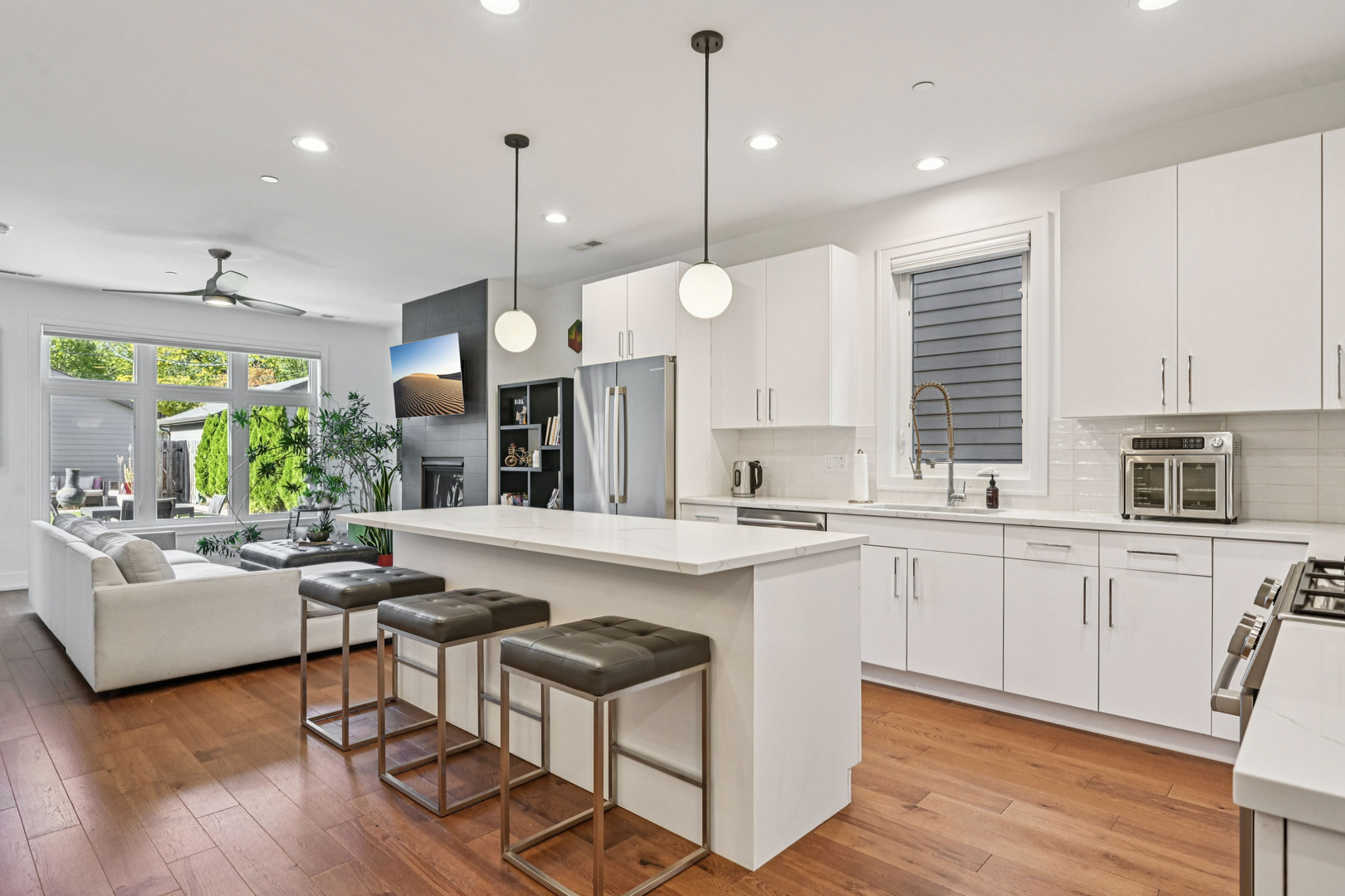 Evanston, Illinois, 60202, United States, 4 Bedrooms Bedrooms, ,3 BathroomsBathrooms,Residential,For Sale,1991957