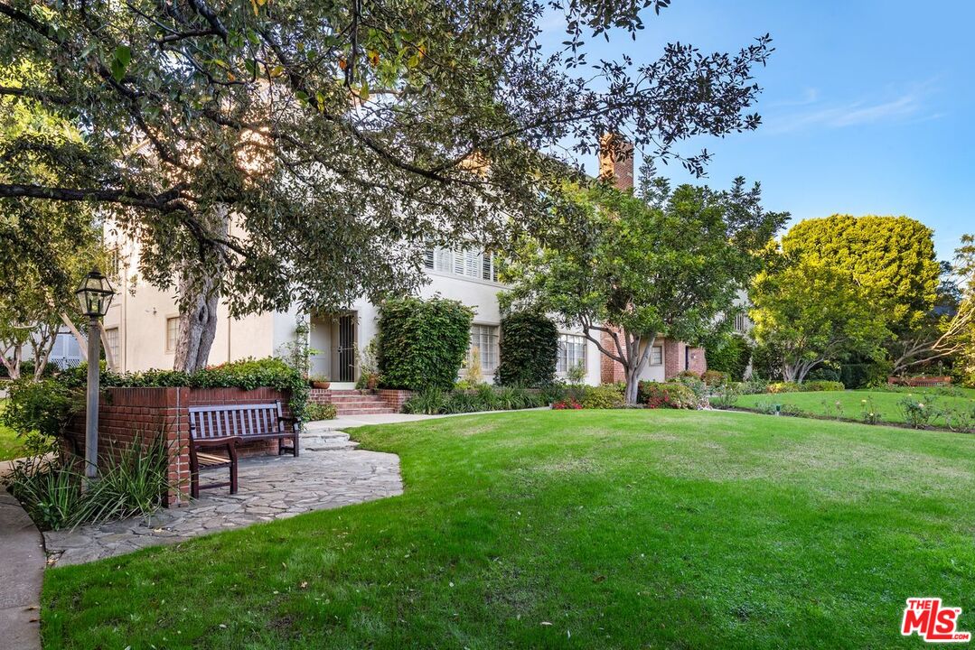 Los Angeles, California, 90049, United States, 1 Bedroom Bedrooms, ,1 BathroomBathrooms,Residential,For Sale,2003518