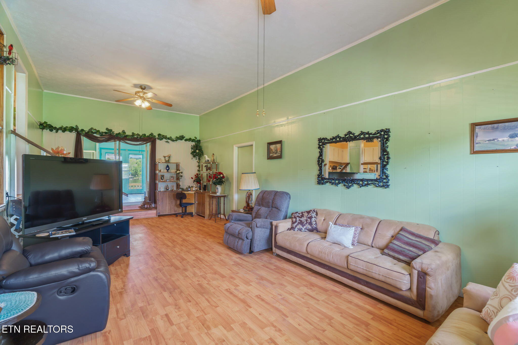 Kingston, Tennessee, 37763, United States, 3 Bedrooms Bedrooms, ,2 BathroomsBathrooms,Residential,For Sale,1891153