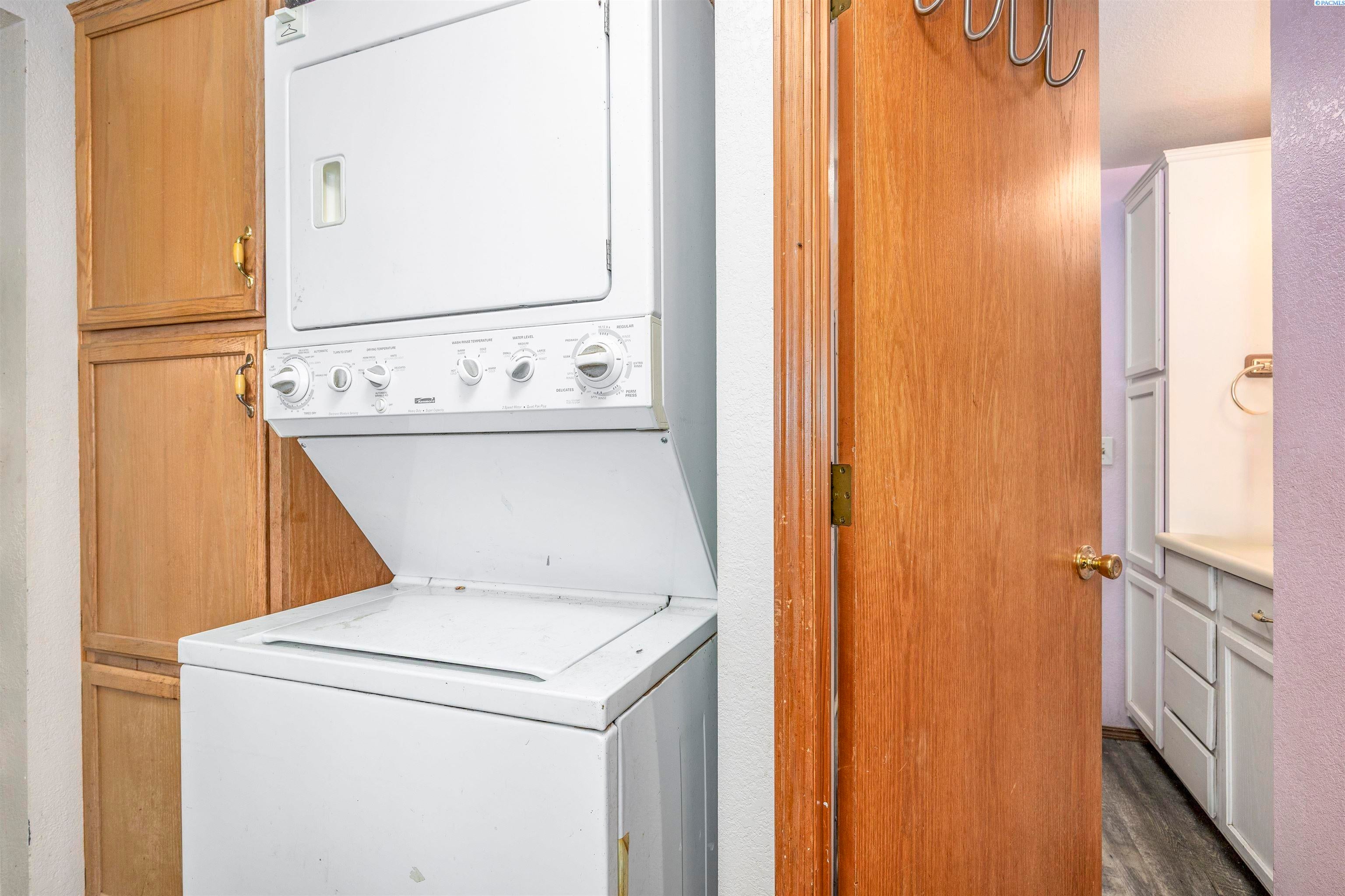 Prosser, Washington, 99350, United States, 3 Bedrooms Bedrooms, ,2 BathroomsBathrooms,Residential,For Sale,1981209