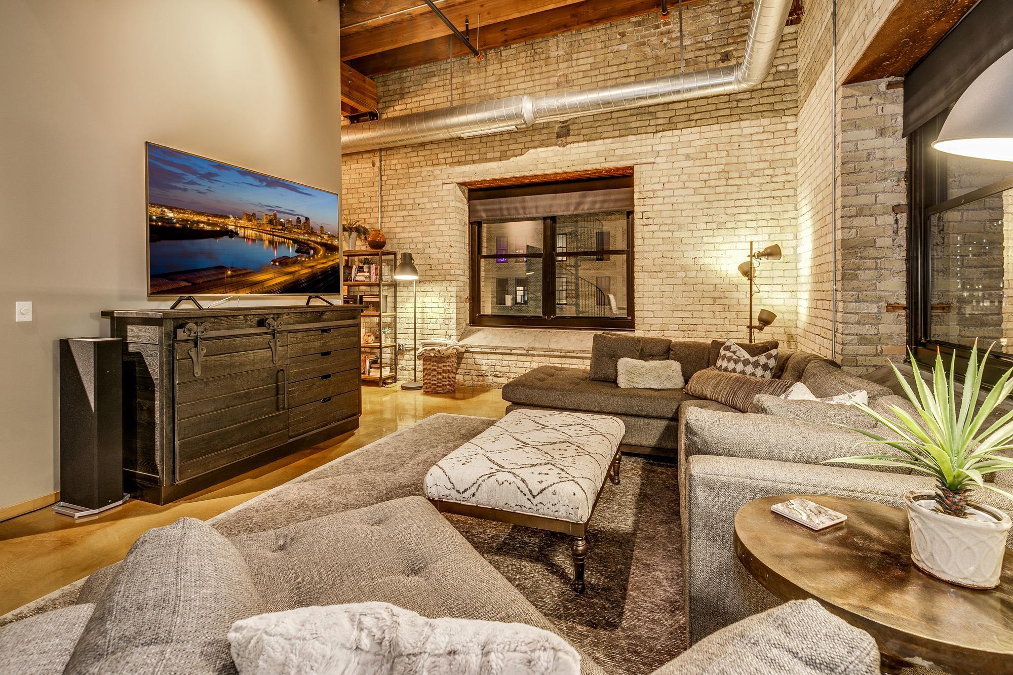 Saint Paul, Minnesota, 55101, United States, 2 Bedrooms Bedrooms, ,1 BathroomBathrooms,Residential,For Sale,1958704