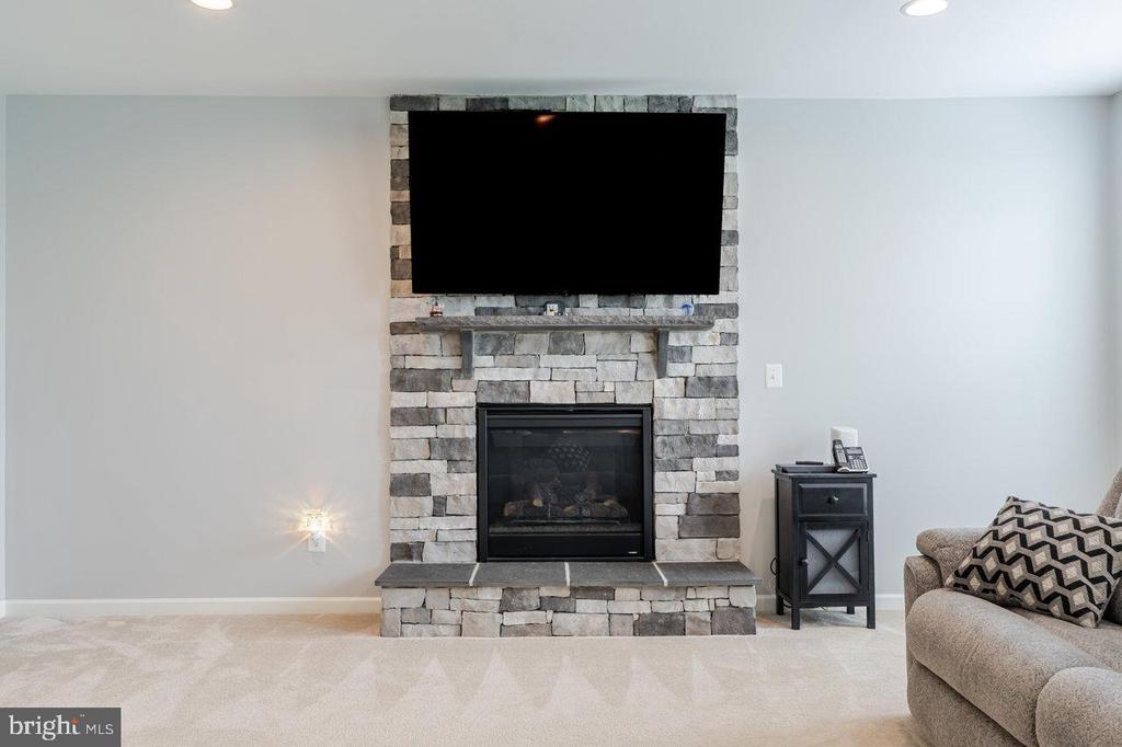 Charles Town, West Virginia, 25414, United States, 4 Bedrooms Bedrooms, ,5 BathroomsBathrooms,Residential,For Sale,1965453