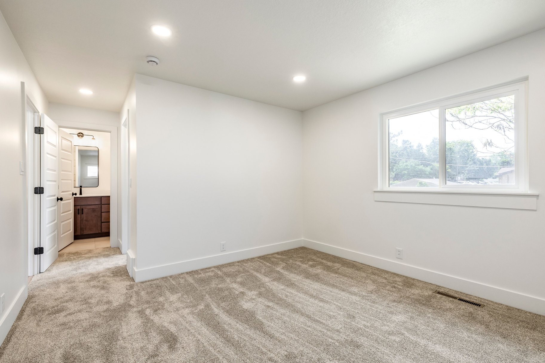  Fully Renovated Rambler With Large Primary En-Suite - 物件實景