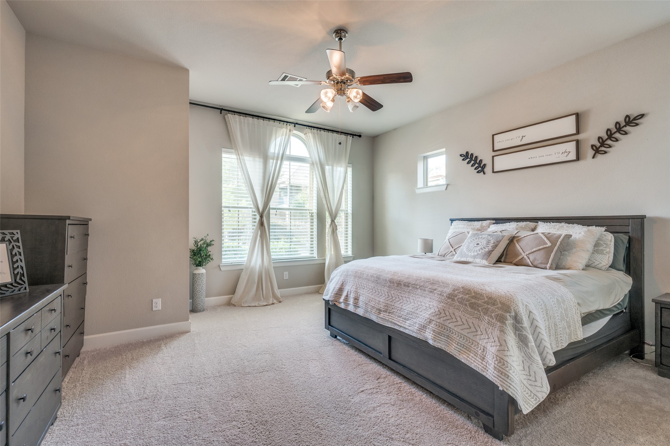 Arlington, Texas, 76005, United States, 4 Bedrooms Bedrooms, ,4 BathroomsBathrooms,Residential,For Sale,1857348