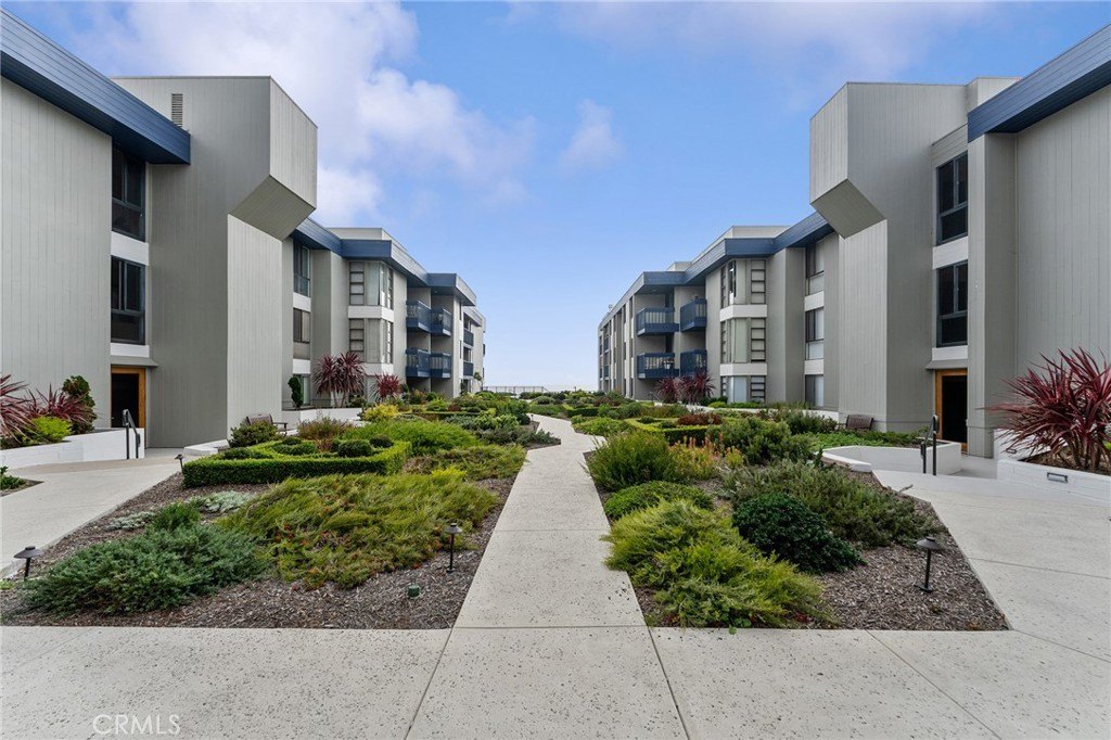 Ventura, California, 93001, United States, 2 Bedrooms Bedrooms, ,1 BathroomBathrooms,Residential,For Sale,1990388