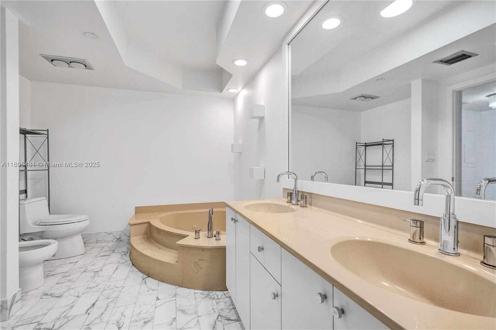 Aventura, Florida, 33180, United States, 2 Bedrooms Bedrooms, ,2 BathroomsBathrooms,Residential,For Sale,1827692