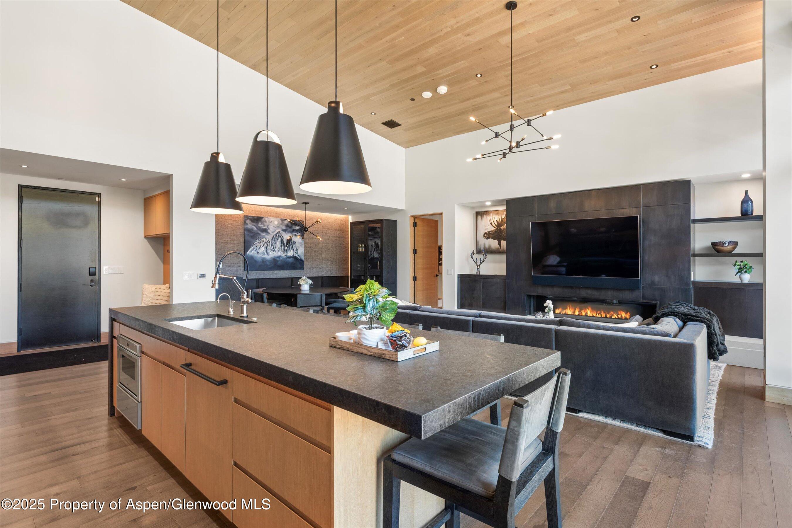 Snowmass Village, Colorado, 81615, United States, 3 Bedrooms Bedrooms, ,3 BathroomsBathrooms,Residential,For Sale,1997105