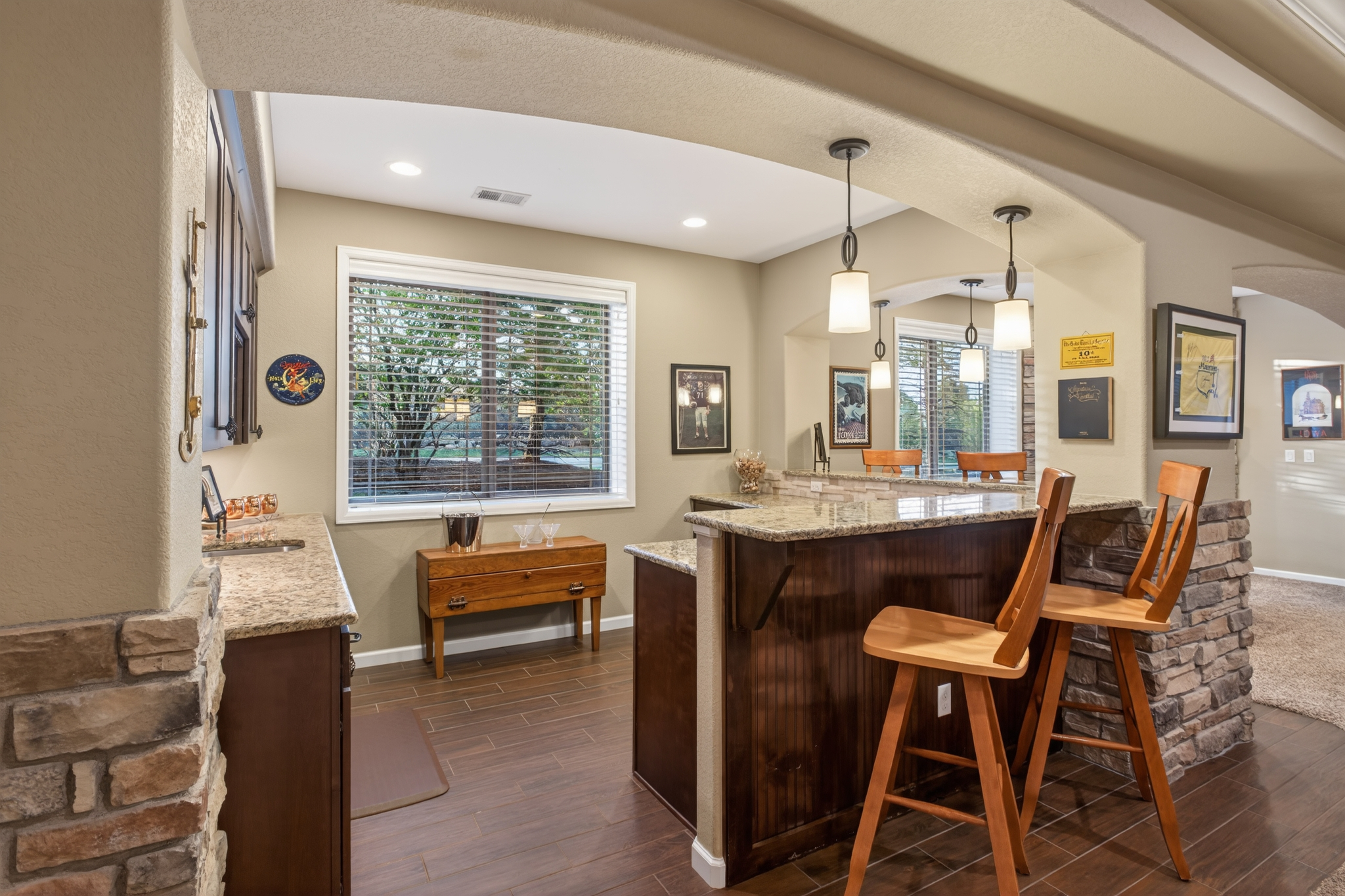  Cul-de-Sac Gem in Gated CPV: Gourmet Kitchen & Main-Level Primary Suite - 物件實景