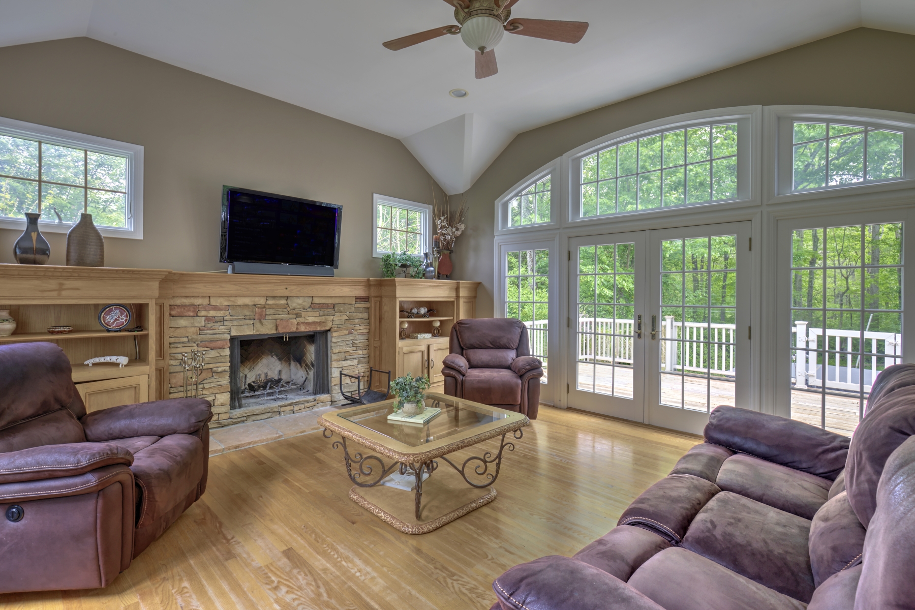  Expanded and Beautifully Maintained Custom Split Level Home - 物件實景