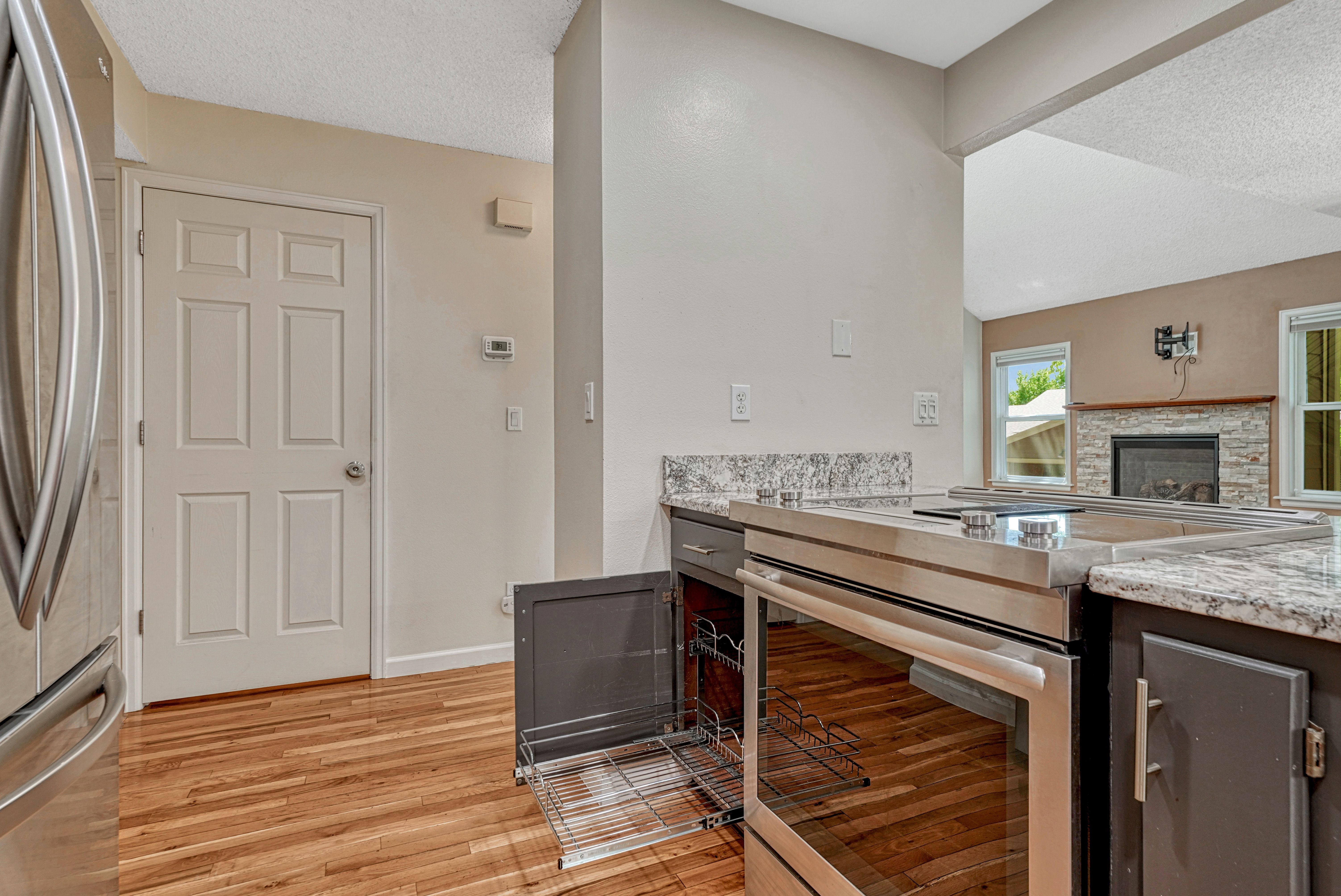  Rockrimmon Townhome with Trail Access & Private Patio - 物件實景