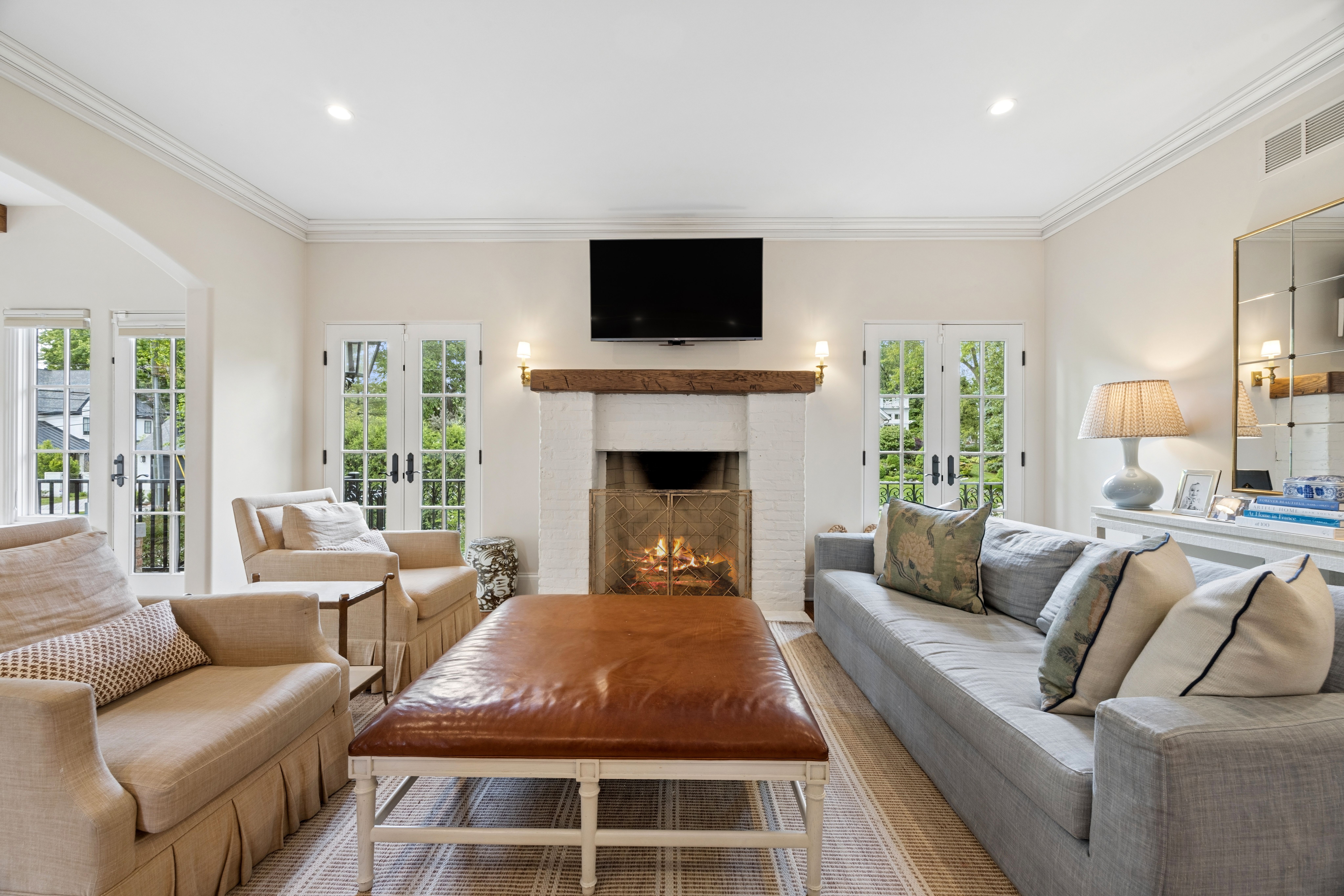  Timeless Architectural Detail with Warm, Inviting Living Spaces - 物件實景