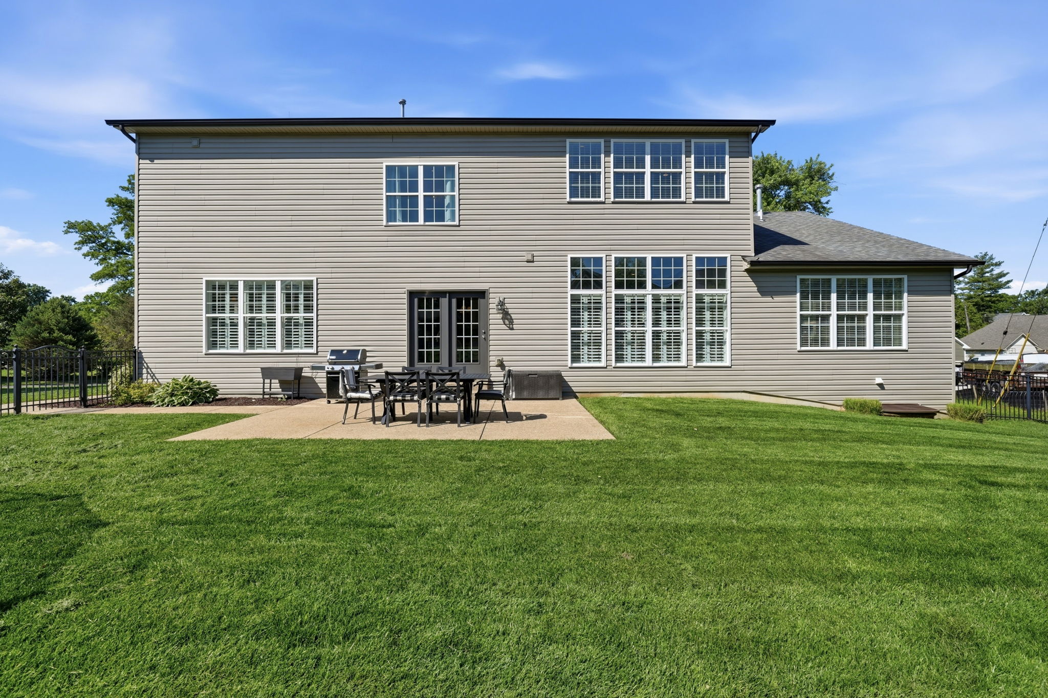  The exterior makes a strong first impression with gorgeous curb appeal... - 物件實景