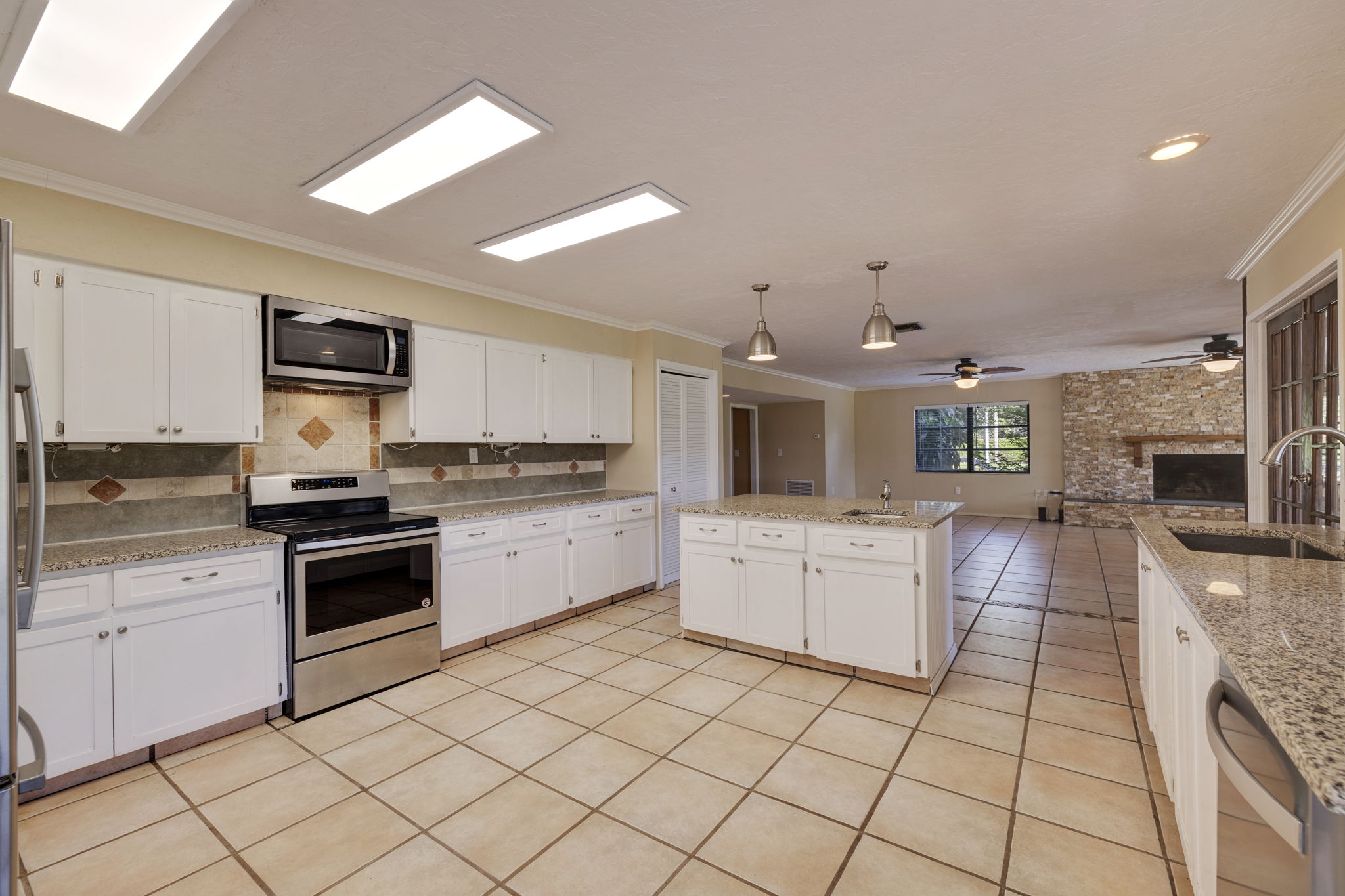 Palmetto, Florida, 34221, United States, 5 Bedrooms Bedrooms, ,4 BathroomsBathrooms,Residential,For Sale,1921911