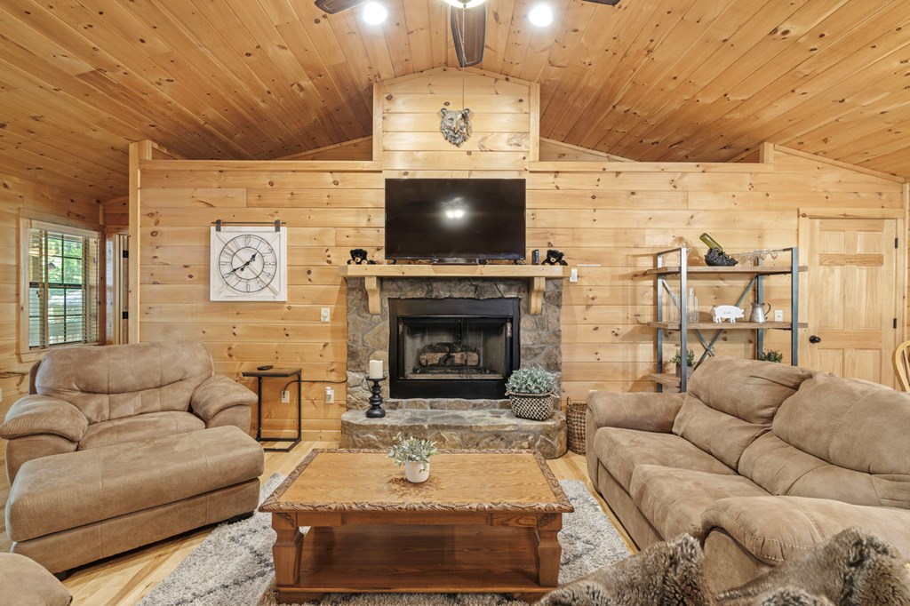 Blue Ridge, Georgia, 30513, United States, 3 Bedrooms Bedrooms, ,3 BathroomsBathrooms,Residential,For Sale,1980618