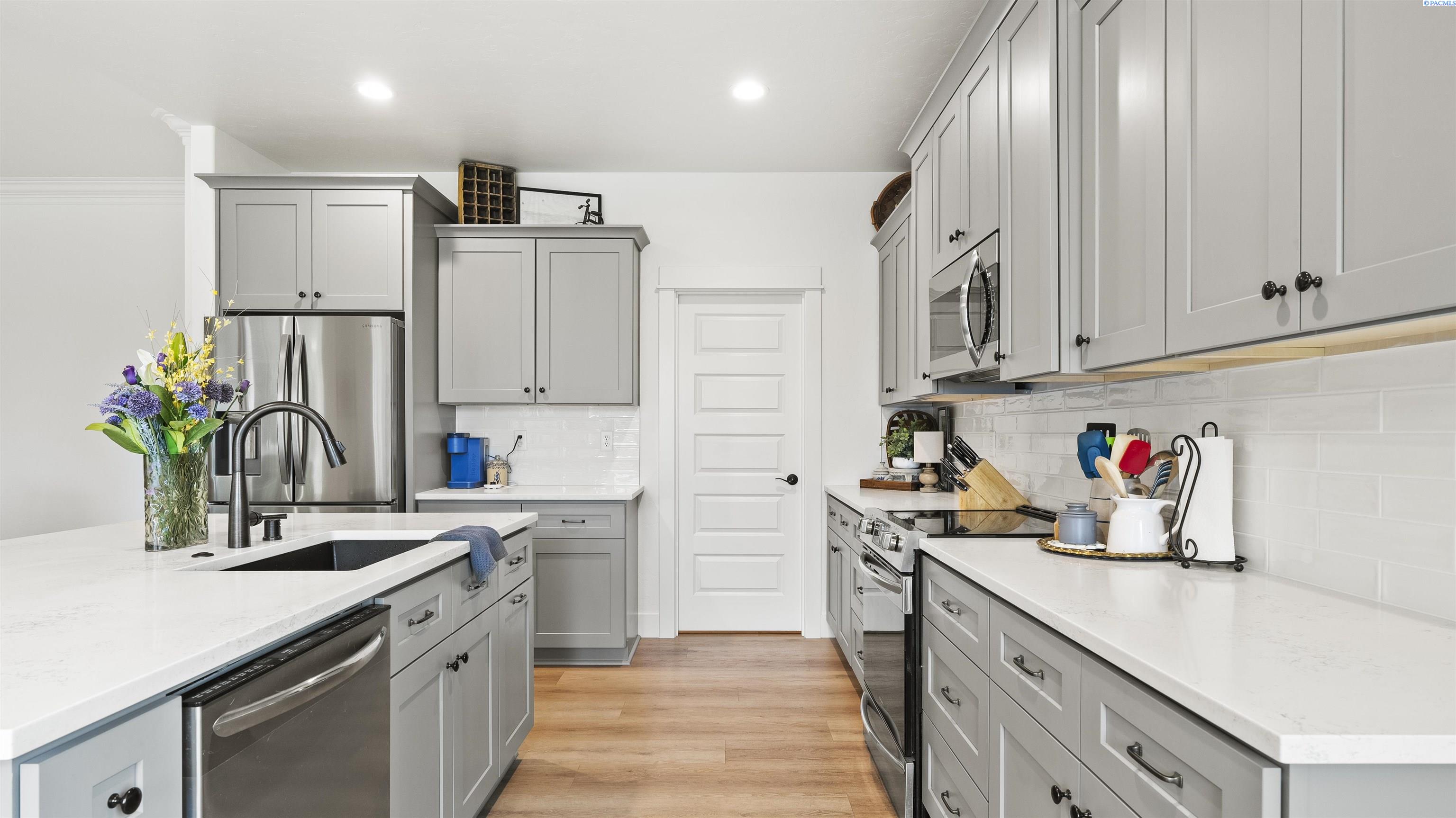 Richland, Washington, 99352, United States, 4 Bedrooms Bedrooms, ,2 BathroomsBathrooms,Residential,For Sale,1906594