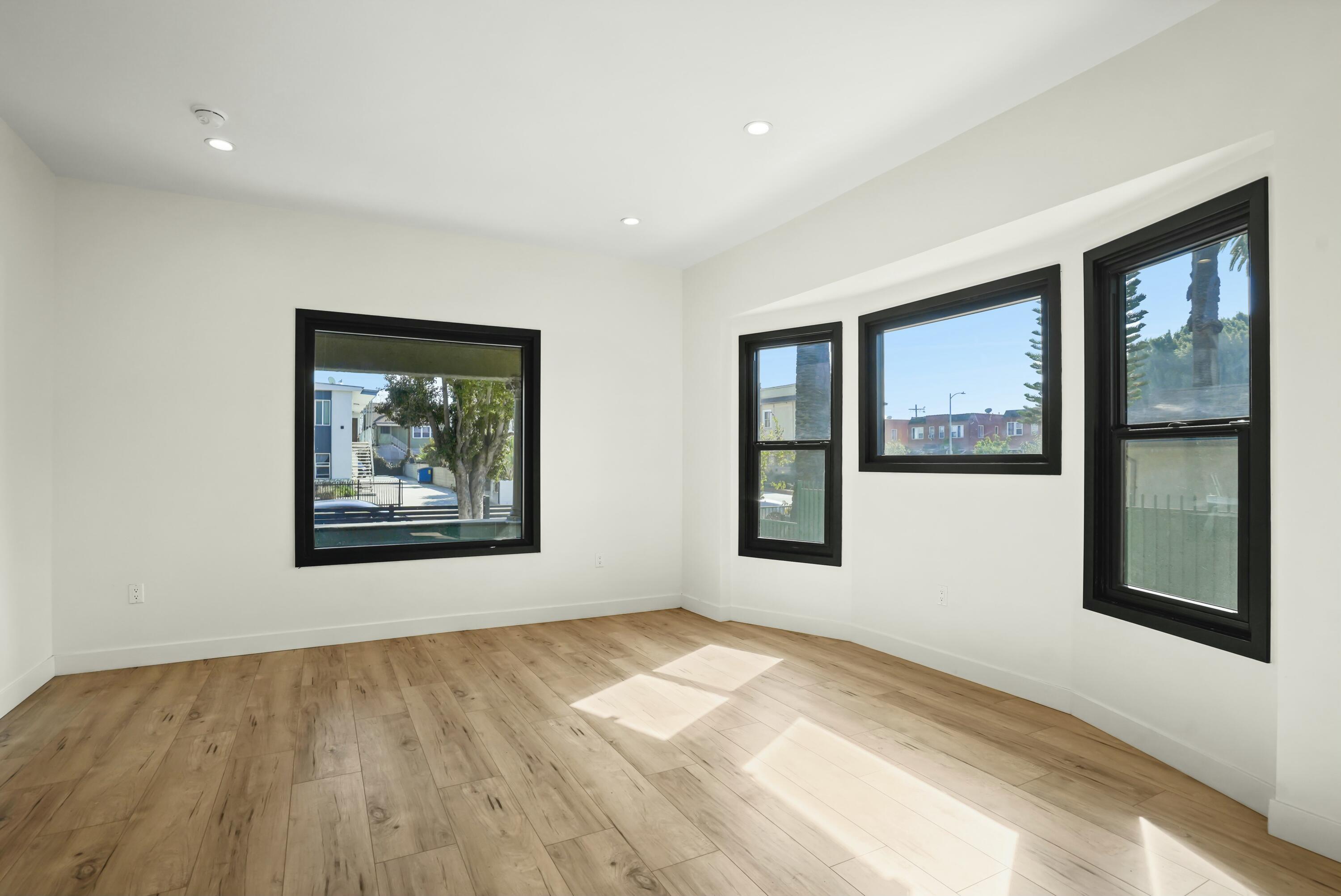 Los Angeles, California, 90007, United States, 5 Bedrooms Bedrooms, ,3 BathroomsBathrooms,Residential,For Sale,1979563