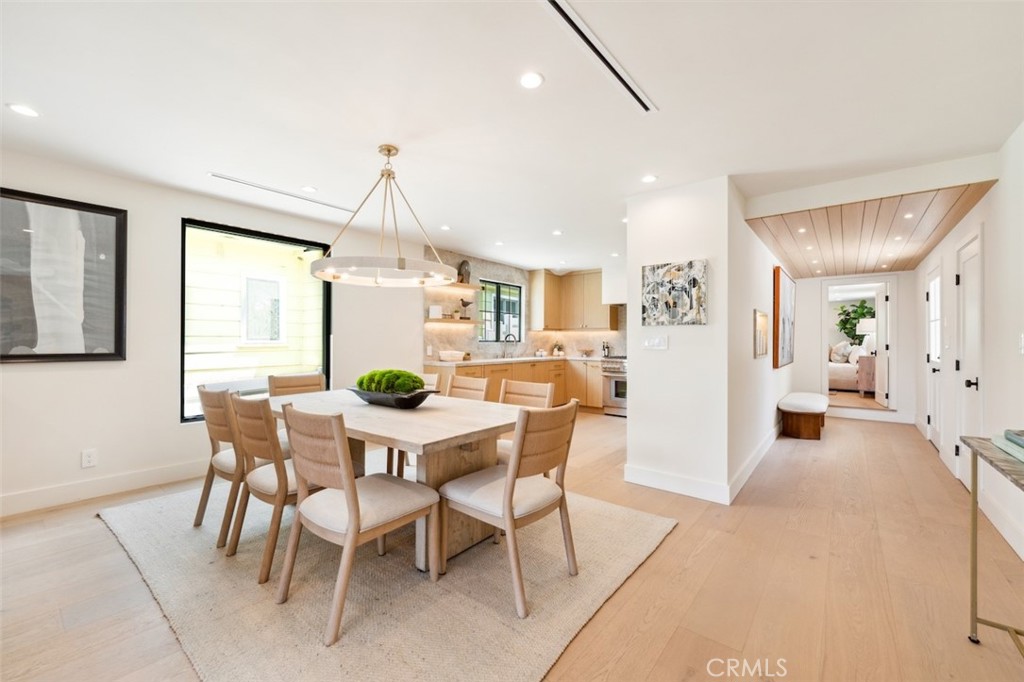 Sherman Oaks, California, 91423, United States, 4 Bedrooms Bedrooms, ,6 BathroomsBathrooms,Residential,For Sale,1960498