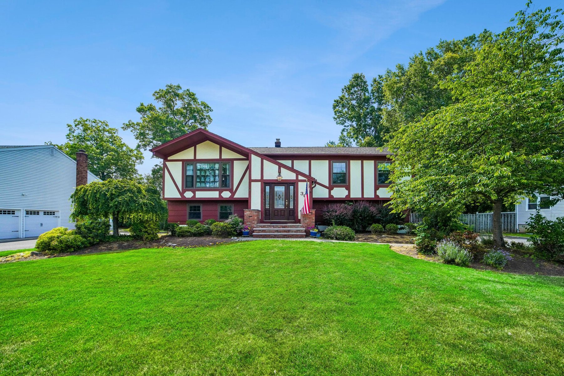  ?Oak Park? Bi-Level Provides Space Location and Long-Term Value - 物件實景