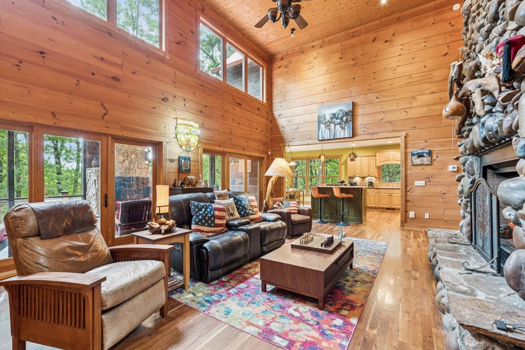 Ellijay, Georgia, 30540, United States, 3 Bedrooms Bedrooms, ,4 BathroomsBathrooms,Residential,For Sale,1952402