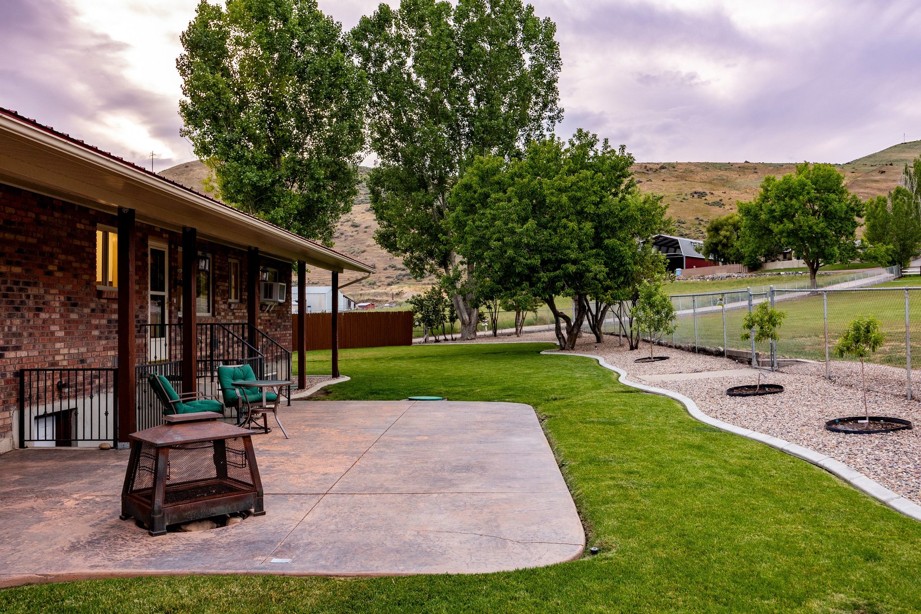  Incredibly Well-Maintained Horse Property with Indoor Arena & Views - 物件實景